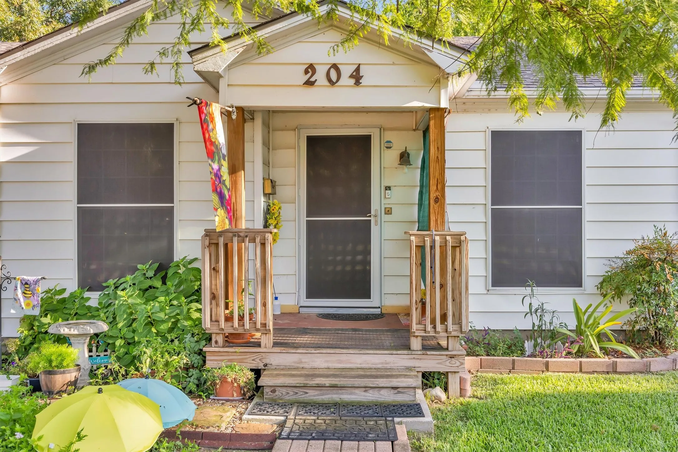 Single Family Residence For Sale in Dallas County , 204 W 7th Street, Irving, Texas 75060, 2 Bedroom, 2 Bathroom, Garage spaces, 1,498 Sqft, built in 1950, mls#21356159, Real Estate Agent in Irving, Homes For Sale in Dallas county, Homes For Sale in Irving, Realtor in Irving Texas, Real Estate Brokerage Independent Realty Texas, Luminita Cordes Realtor
