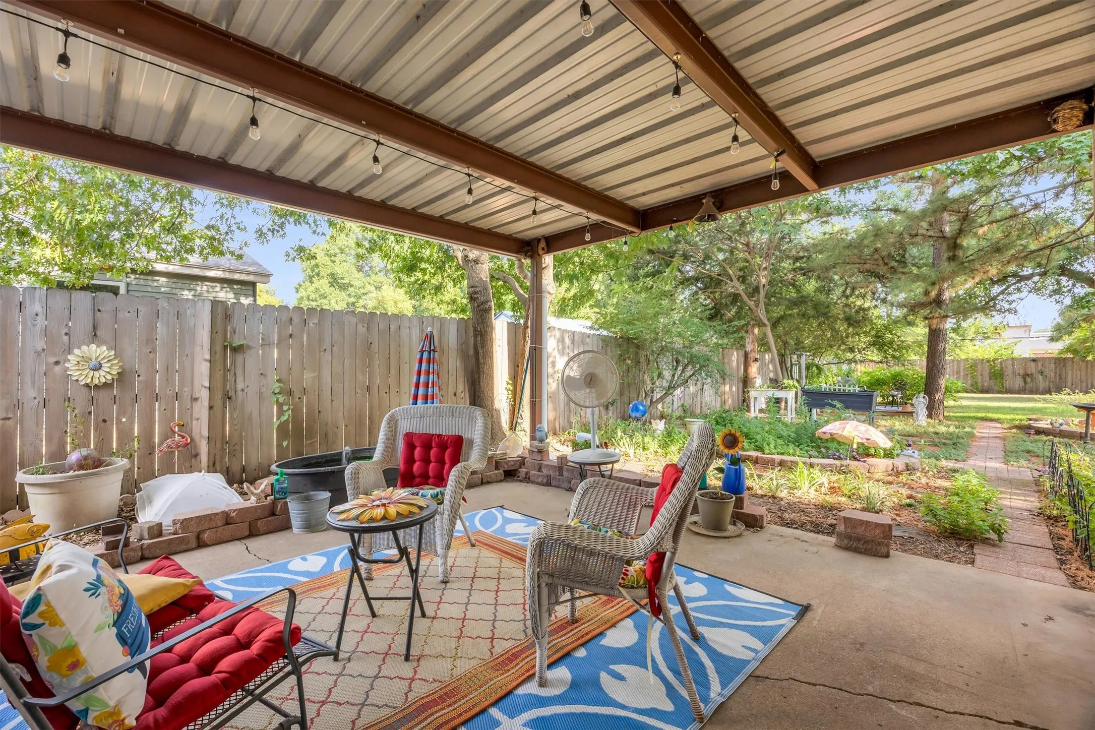 Single Family Residence For Sale in Dallas County , 204 W 7th Street, Irving, Texas 75060, 2 Bedroom, 2 Bathroom, Garage spaces, 1,498 Sqft, built in 1950, mls#21356159, Real Estate Agent in Irving, Homes For Sale in Dallas county, Homes For Sale in Irving, Realtor in Irving Texas, Real Estate Brokerage Independent Realty Texas, Luminita Cordes Realtor