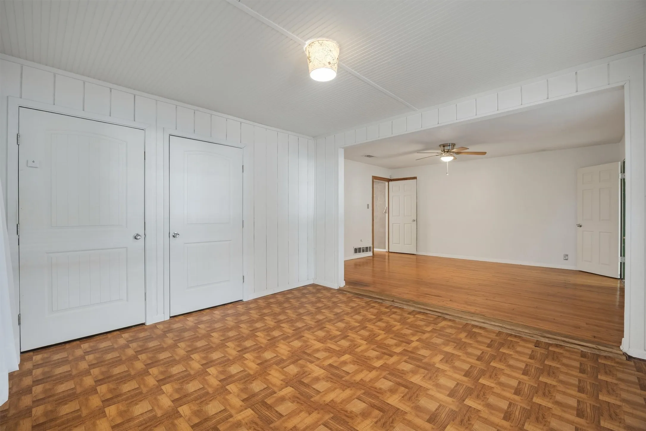 Single Family Residence For Sale in Dallas County , 204 W 7th Street, Irving, Texas 75060, 2 Bedroom, 2 Bathroom, Garage spaces, 1,498 Sqft, built in 1950, mls#21356159, Real Estate Agent in Irving, Homes For Sale in Dallas county, Homes For Sale in Irving, Realtor in Irving Texas, Real Estate Brokerage Independent Realty Texas, Luminita Cordes Realtor