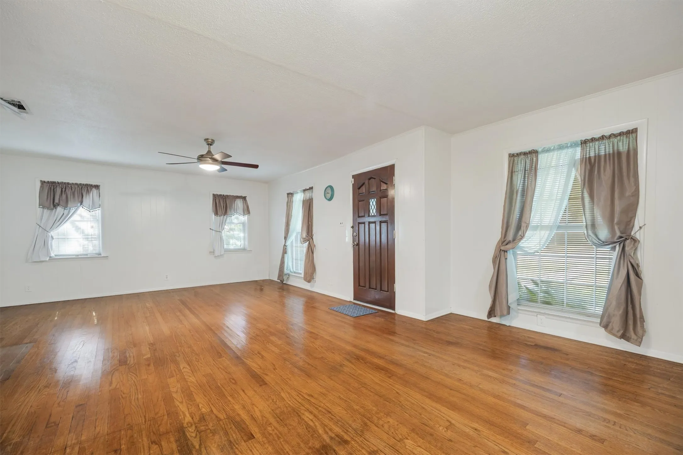 Single Family Residence For Sale in Dallas County , 204 W 7th Street, Irving, Texas 75060, 2 Bedroom, 2 Bathroom, Garage spaces, 1,498 Sqft, built in 1950, mls#21356159, Real Estate Agent in Irving, Homes For Sale in Dallas county, Homes For Sale in Irving, Realtor in Irving Texas, Real Estate Brokerage Independent Realty Texas, Luminita Cordes Realtor