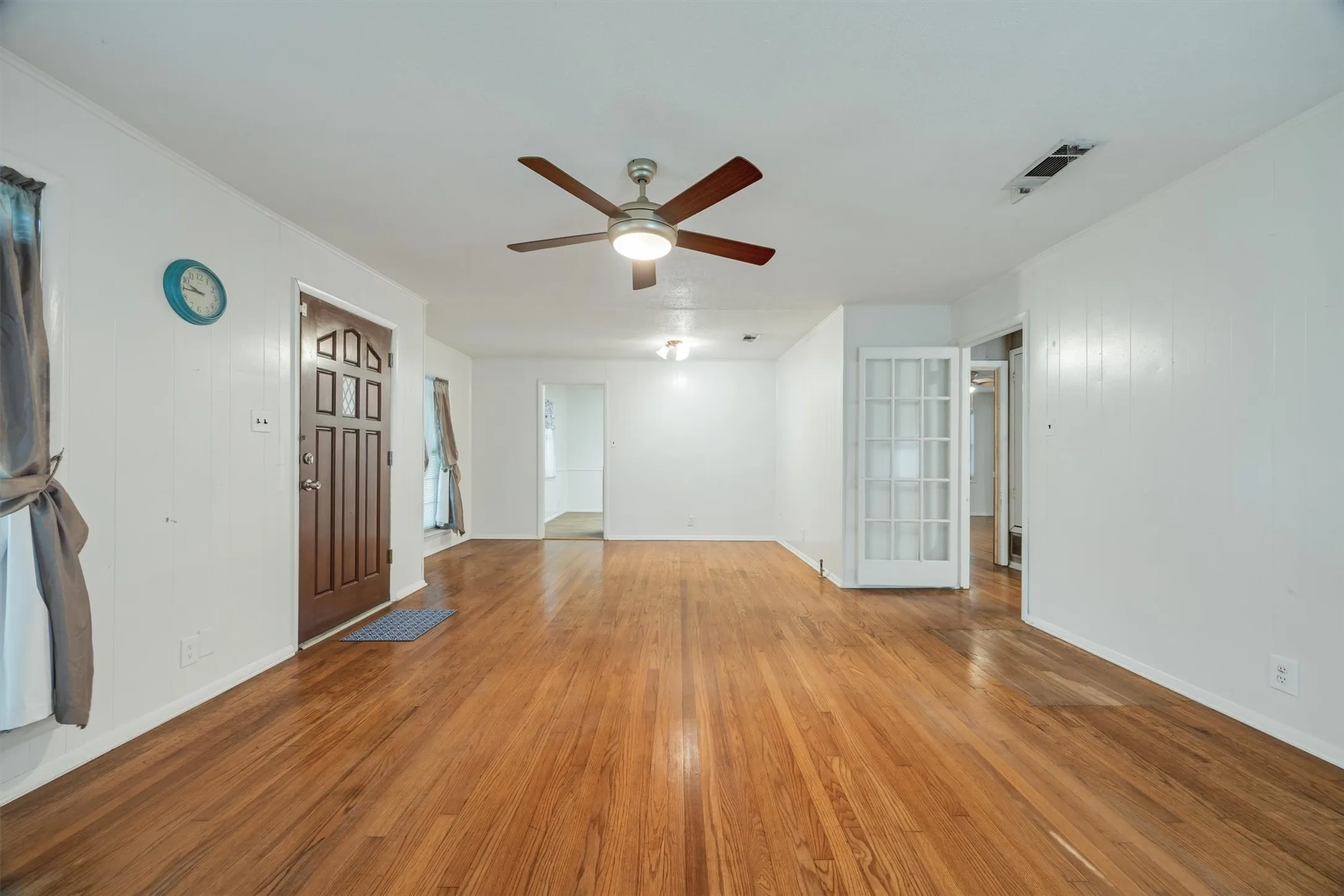 Single Family Residence For Sale in Dallas County , 204 W 7th Street, Irving, Texas 75060, 2 Bedroom, 2 Bathroom, Garage spaces, 1,498 Sqft, built in 1950, mls#21356159, Real Estate Agent in Irving, Homes For Sale in Dallas county, Homes For Sale in Irving, Realtor in Irving Texas, Real Estate Brokerage Independent Realty Texas, Luminita Cordes Realtor
