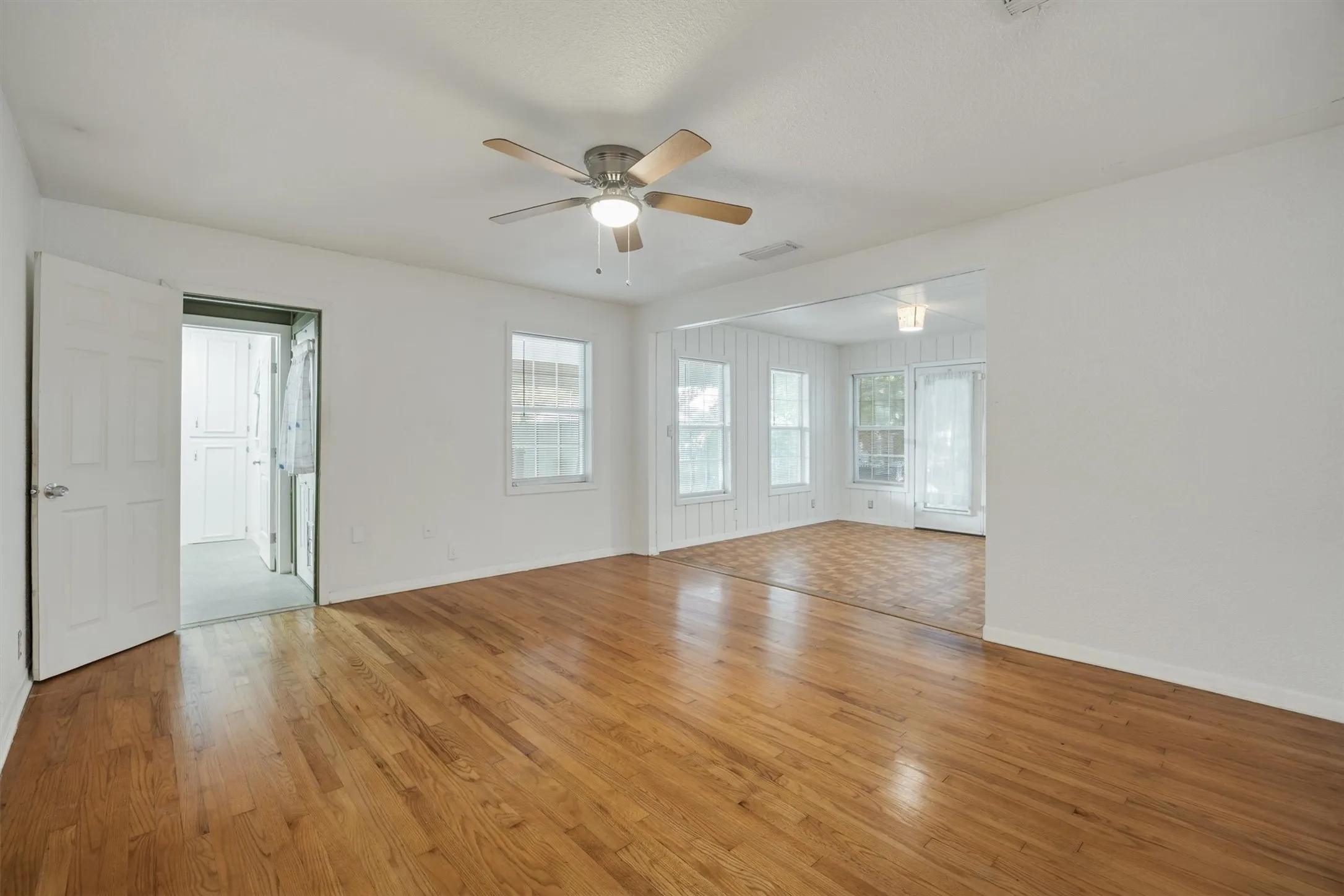 Single Family Residence For Sale in Dallas County , 204 W 7th Street, Irving, Texas 75060, 2 Bedroom, 2 Bathroom, Garage spaces, 1,498 Sqft, built in 1950, mls#21356159, Real Estate Agent in Irving, Homes For Sale in Dallas county, Homes For Sale in Irving, Realtor in Irving Texas, Real Estate Brokerage Independent Realty Texas, Luminita Cordes Realtor