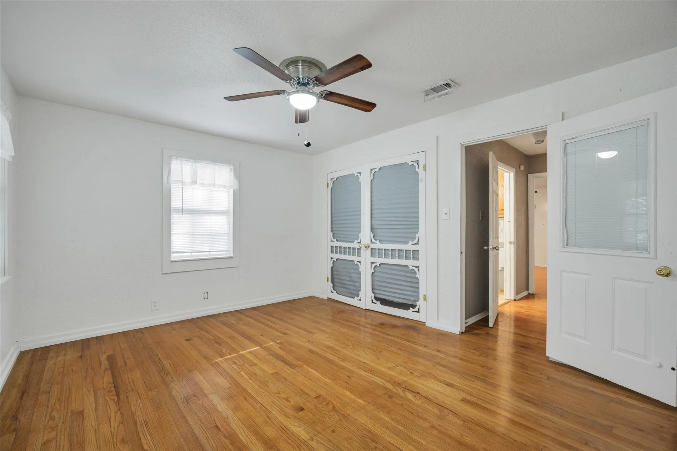 Single Family Residence For Sale in Dallas County , 204 W 7th Street, Irving, Texas 75060, 2 Bedroom, 2 Bathroom, Garage spaces, 1,498 Sqft, built in 1950, mls#21356159, Real Estate Agent in Irving, Homes For Sale in Dallas county, Homes For Sale in Irving, Realtor in Irving Texas, Real Estate Brokerage Independent Realty Texas, Luminita Cordes Realtor