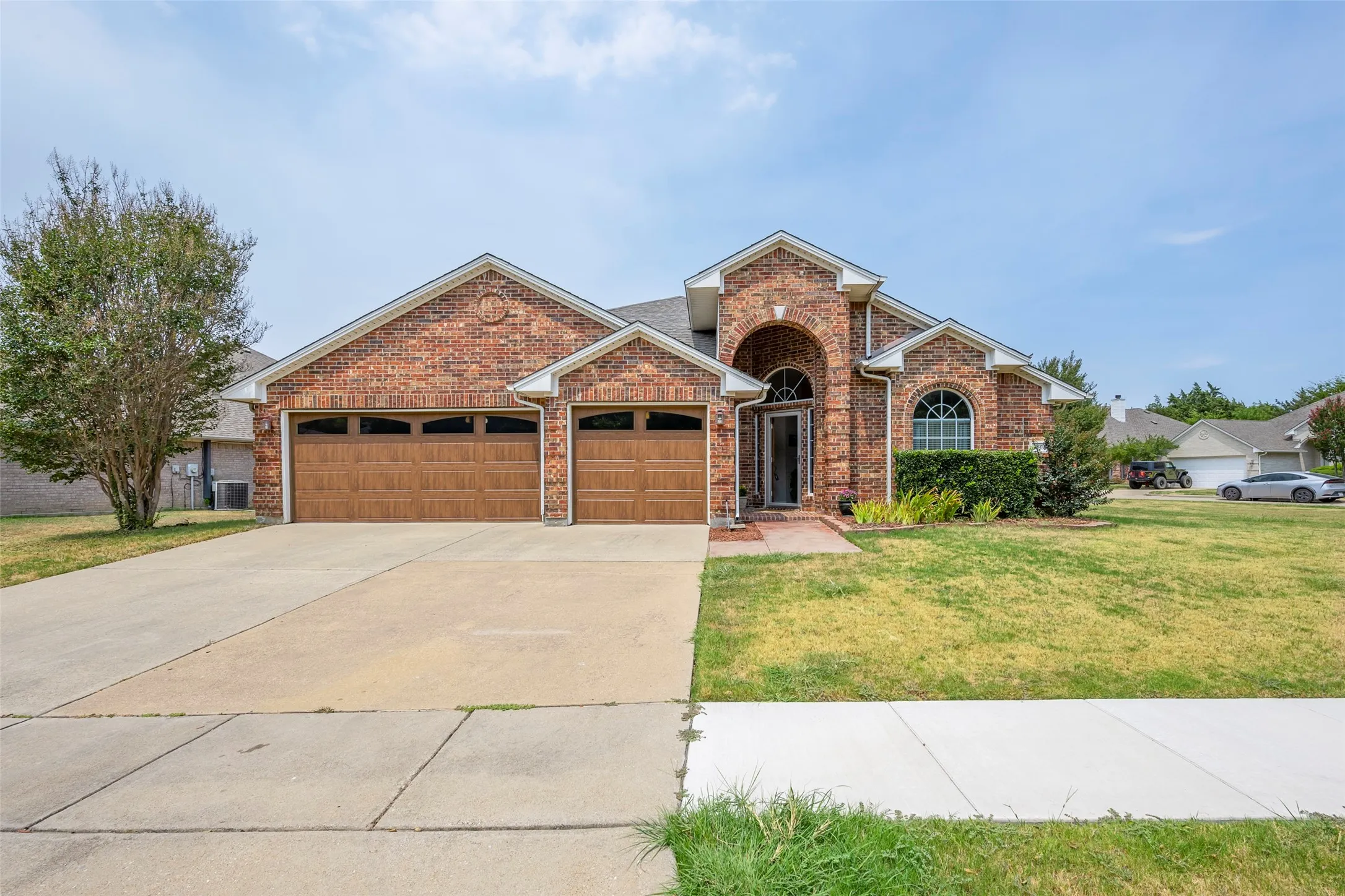 Single Family Residence For Sale in Tarrant County , 5804 Silver Sage Lane, Grand Prairie, Texas 75052, 4 Bedroom, 2 Bathroom, 3 Garage spaces, 2,342 Sqft, built in 2003, mls#21353313, Real Estate Agent in Grand Prairie, Homes For Sale in Tarrant county, Homes For Sale in Grand Prairie, Realtor in Grand Prairie Texas, Real Estate Brokerage Independent Realty Texas, Luminita Cordes Realtor