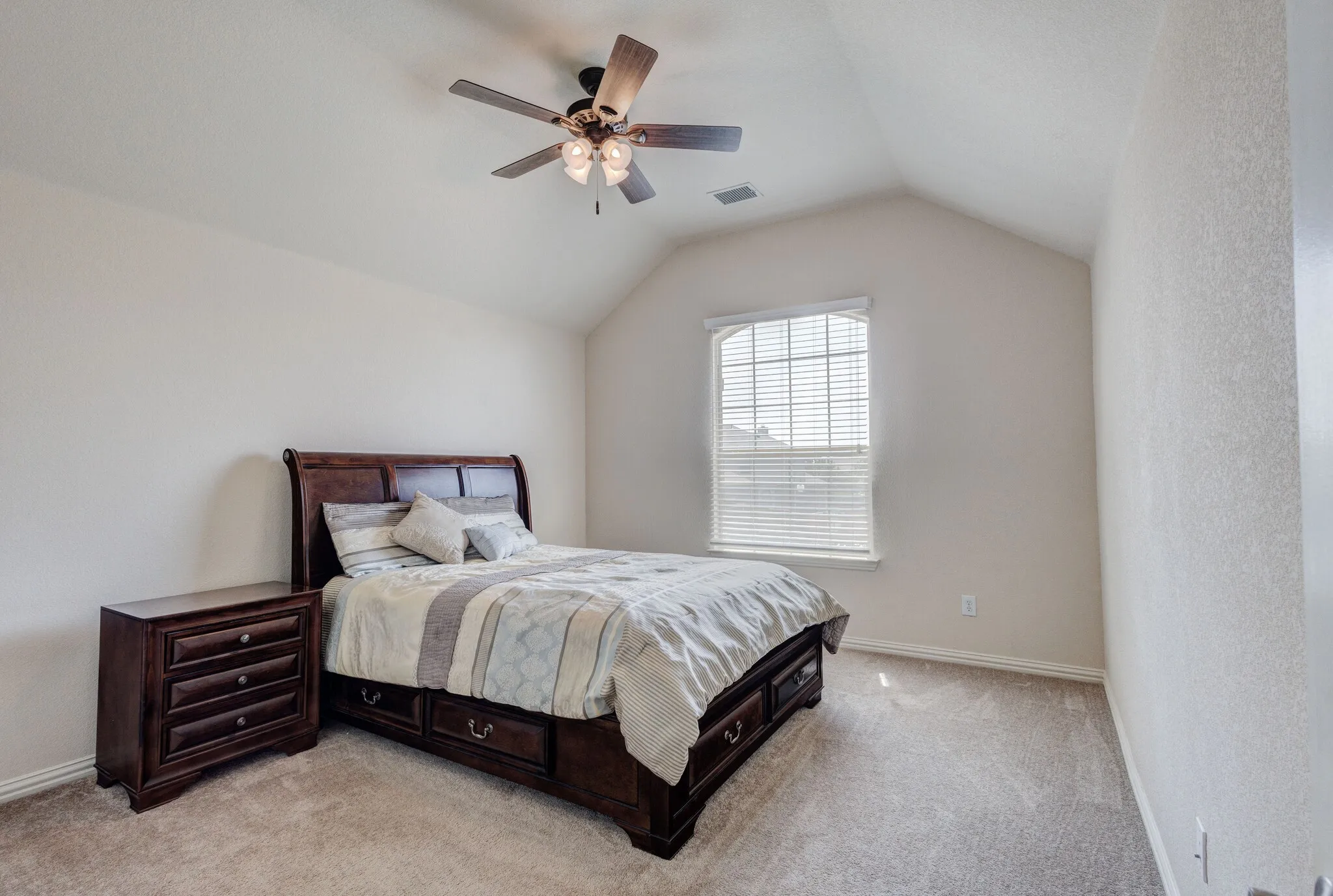 Single Family Residence For Sale in Denton County , 13921 Sparrow Hill Drive, Little Elm, Texas 75068, 5 Bedroom, 4 Bathroom, 3 Garage spaces, 3,722 Sqft, built in 2013, mls#21356712, Real Estate Agent in Little Elm, Homes For Sale in Denton county, Homes For Sale in Little Elm, Realtor in Little Elm Texas, Real Estate Brokerage Independent Realty Texas, Luminita Cordes Realtor