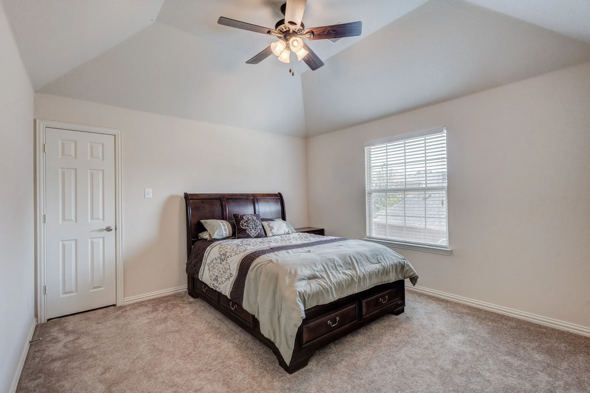 Single Family Residence For Sale in Denton County , 13921 Sparrow Hill Drive, Little Elm, Texas 75068, 5 Bedroom, 4 Bathroom, 3 Garage spaces, 3,722 Sqft, built in 2013, mls#21356712, Real Estate Agent in Little Elm, Homes For Sale in Denton county, Homes For Sale in Little Elm, Realtor in Little Elm Texas, Real Estate Brokerage Independent Realty Texas, Luminita Cordes Realtor