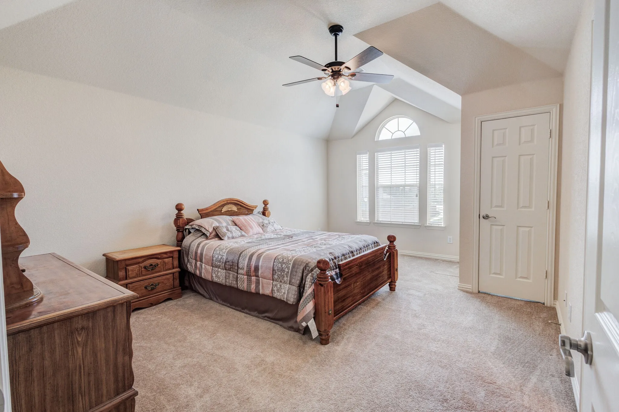 Single Family Residence For Sale in Denton County , 13921 Sparrow Hill Drive, Little Elm, Texas 75068, 5 Bedroom, 4 Bathroom, 3 Garage spaces, 3,722 Sqft, built in 2013, mls#21356712, Real Estate Agent in Little Elm, Homes For Sale in Denton county, Homes For Sale in Little Elm, Realtor in Little Elm Texas, Real Estate Brokerage Independent Realty Texas, Luminita Cordes Realtor
