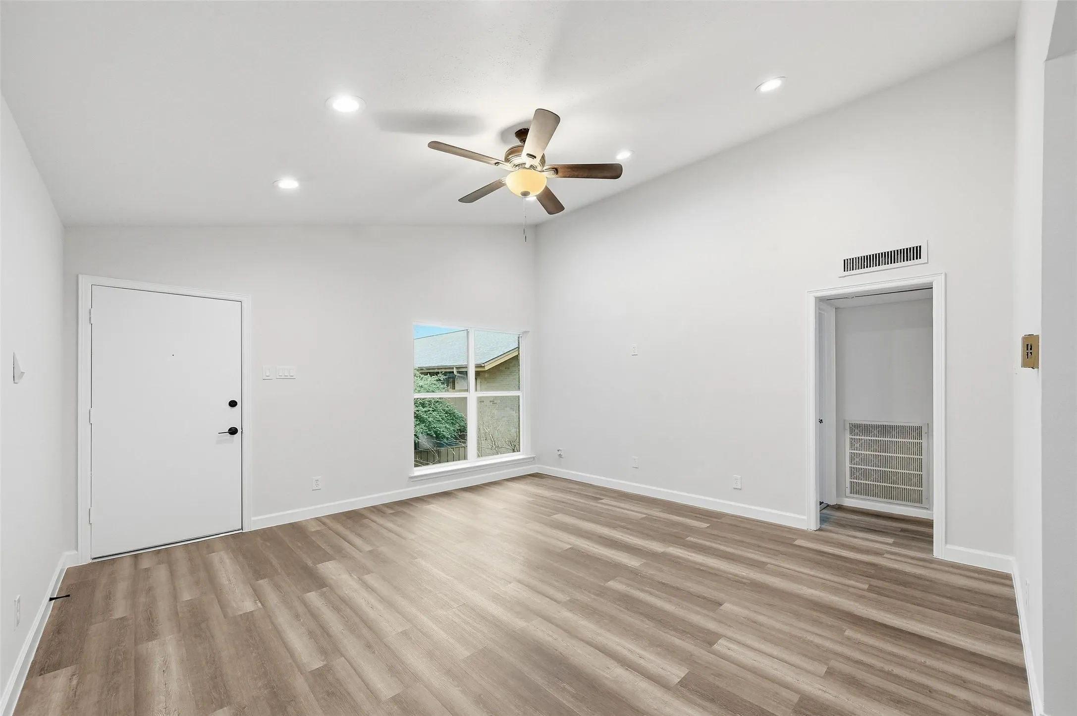 Condominium For Rent in Dallas County , 11410 Park Central Place C, Dallas, Texas 75230, 3 Bedroom, 2 Bathroom, Garage spaces, 1,318 Sqft, built in 1961, mls#21357745, Real Estate Agent in Dallas, Homes For Rent in Dallas county, Homes For Rent in Dallas, Realtor in Dallas Texas, Real Estate Brokerage Independent Realty Texas, Luminita Cordes Realtor