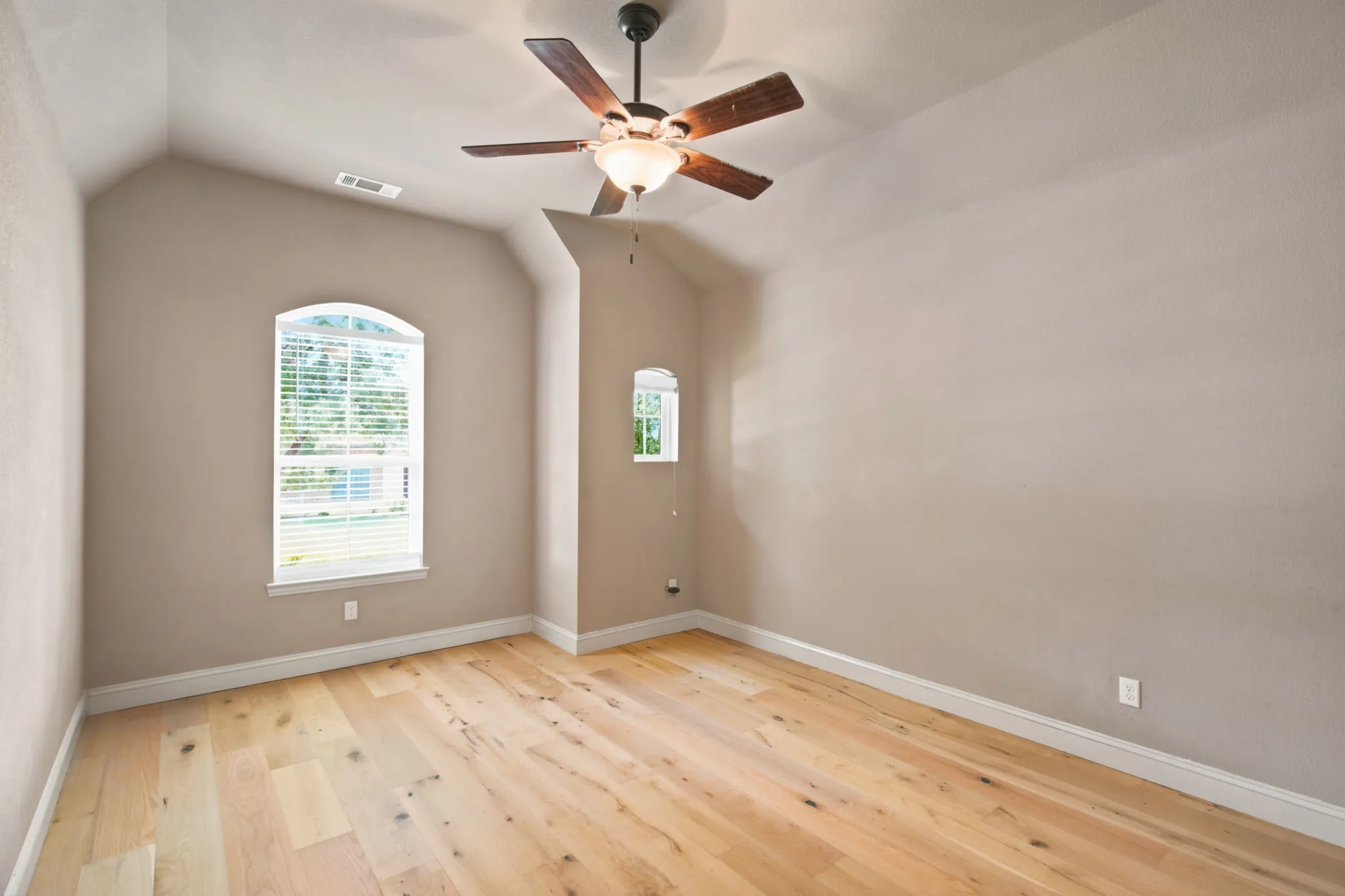 Single Family Residence For Sale in Johnson County , 317 Landview Drive, Burleson, Texas 76028, 4 Bedroom, 3 Bathroom, 2 Garage spaces, 2,840 Sqft, built in 2014, mls#21344329, Real Estate Agent in Burleson, Homes For Sale in Johnson county, Homes For Sale in Burleson, Realtor in Burleson Texas, Real Estate Brokerage Independent Realty Texas, Luminita Cordes Realtor