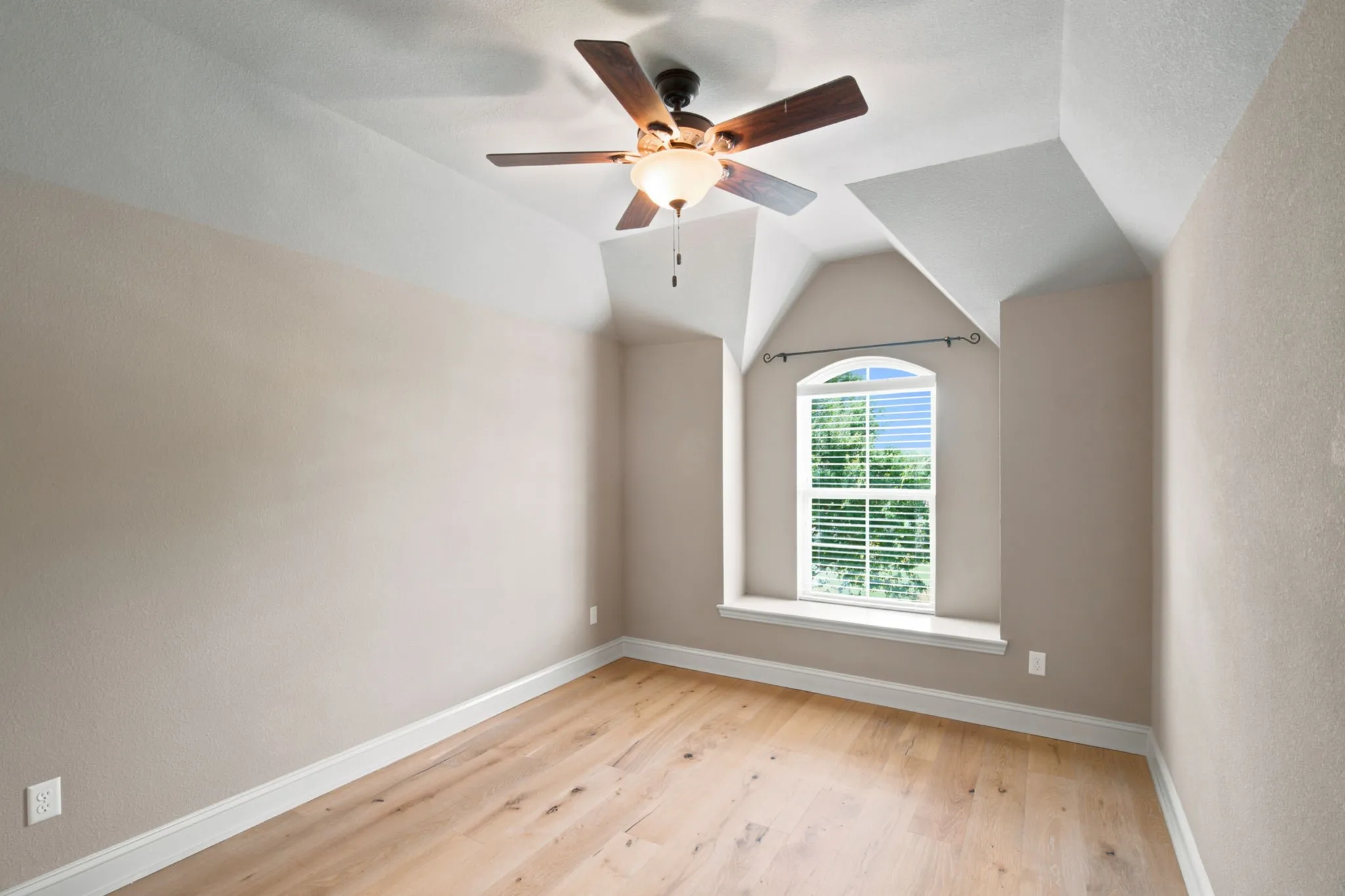 Single Family Residence For Sale in Johnson County , 317 Landview Drive, Burleson, Texas 76028, 4 Bedroom, 3 Bathroom, 2 Garage spaces, 2,840 Sqft, built in 2014, mls#21344329, Real Estate Agent in Burleson, Homes For Sale in Johnson county, Homes For Sale in Burleson, Realtor in Burleson Texas, Real Estate Brokerage Independent Realty Texas, Luminita Cordes Realtor
