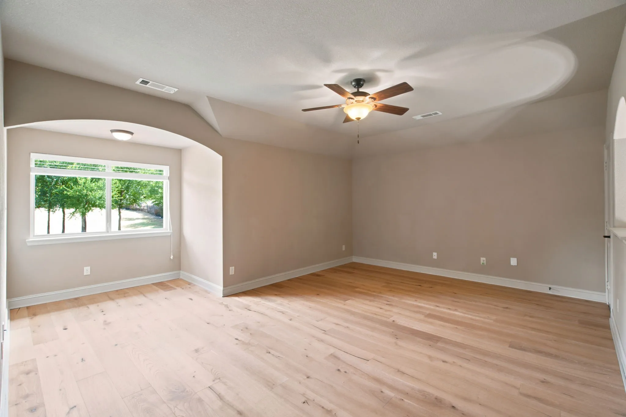 Single Family Residence For Sale in Johnson County , 317 Landview Drive, Burleson, Texas 76028, 4 Bedroom, 3 Bathroom, 2 Garage spaces, 2,840 Sqft, built in 2014, mls#21344329, Real Estate Agent in Burleson, Homes For Sale in Johnson county, Homes For Sale in Burleson, Realtor in Burleson Texas, Real Estate Brokerage Independent Realty Texas, Luminita Cordes Realtor