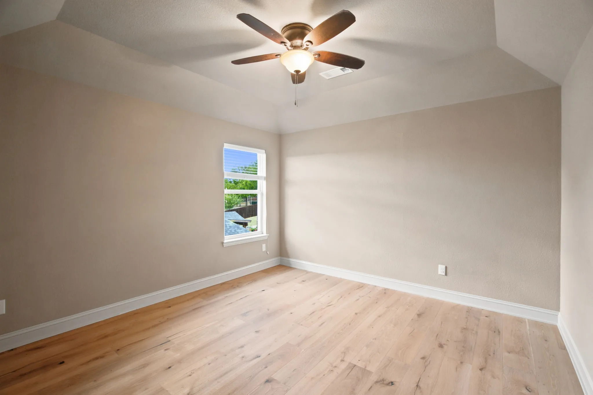 Single Family Residence For Sale in Johnson County , 317 Landview Drive, Burleson, Texas 76028, 4 Bedroom, 3 Bathroom, 2 Garage spaces, 2,840 Sqft, built in 2014, mls#21344329, Real Estate Agent in Burleson, Homes For Sale in Johnson county, Homes For Sale in Burleson, Realtor in Burleson Texas, Real Estate Brokerage Independent Realty Texas, Luminita Cordes Realtor