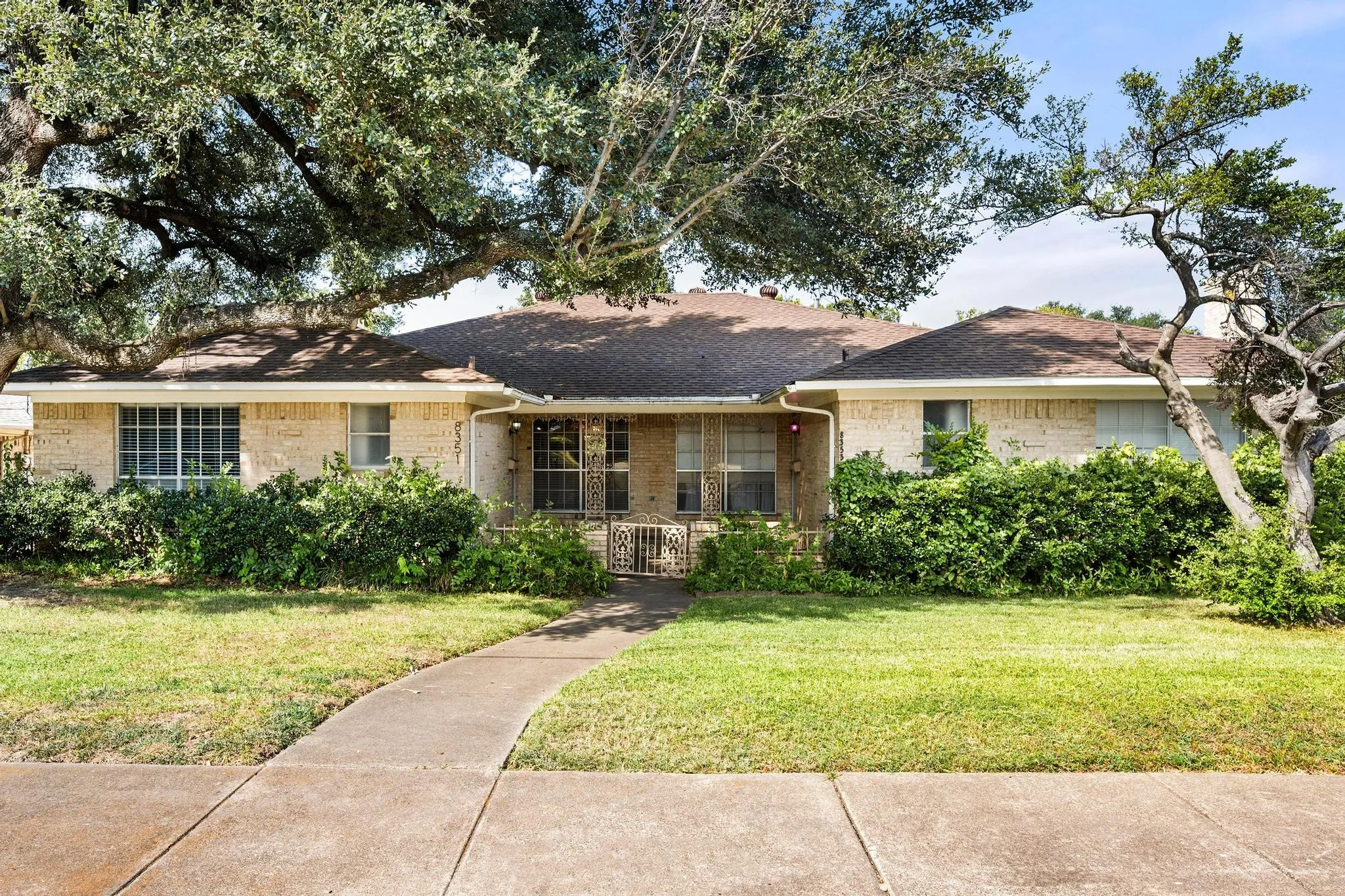 Duplex For Rent in Dallas County , 8351 Lullwater Drive, Dallas, Texas 75218, 2 Bedroom, 2 Bathroom, 2 Garage spaces, 1,432 Sqft, built in 1967, Price $1,950, mls#21348012, Real Estate Agent in Dallas, Homes For Rent in Dallas county, Homes For Rent in Dallas, Realtor in Dallas Texas, Real Estate Brokerage Independent Realty Texas, Luminita Cordes Realtor