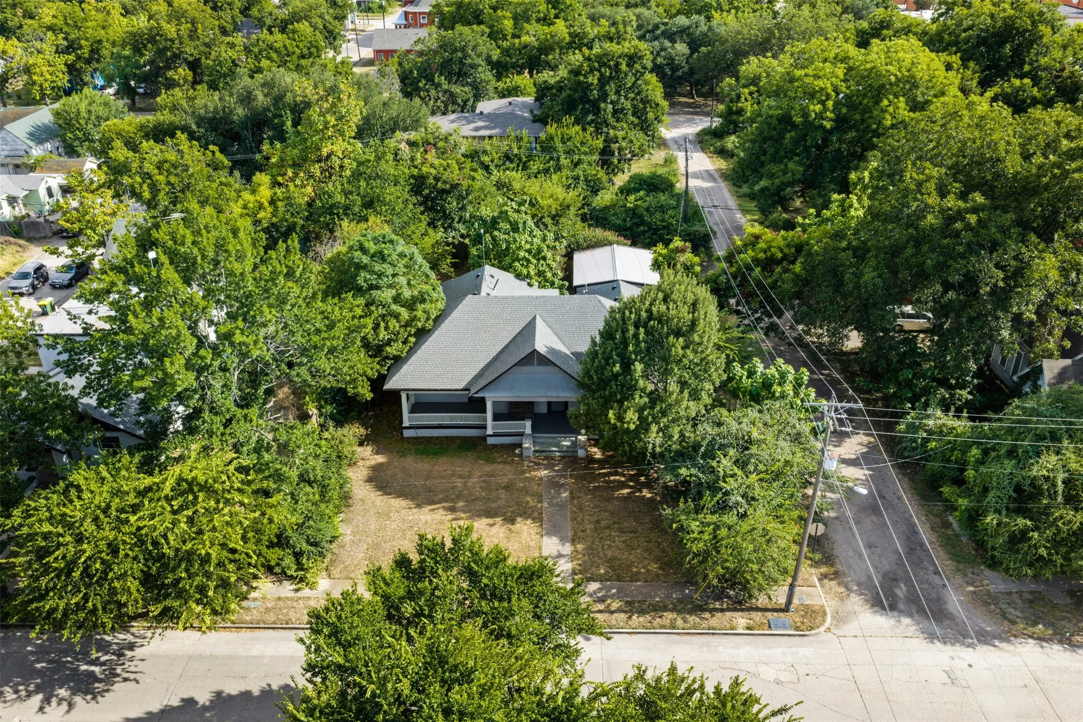Single Family Residence For Sale in Falls County , 400 Capps Street, Marlin, Texas 76661, 3 Bedroom, 2 Bathroom, 2 Garage spaces, 3,136 Sqft, built in 1906, mls#21357409, Real Estate Agent in Marlin, Homes For Sale in Falls county, Homes For Sale in Marlin, Realtor in Marlin Texas, Real Estate Brokerage Independent Realty Texas, Luminita Cordes Realtor