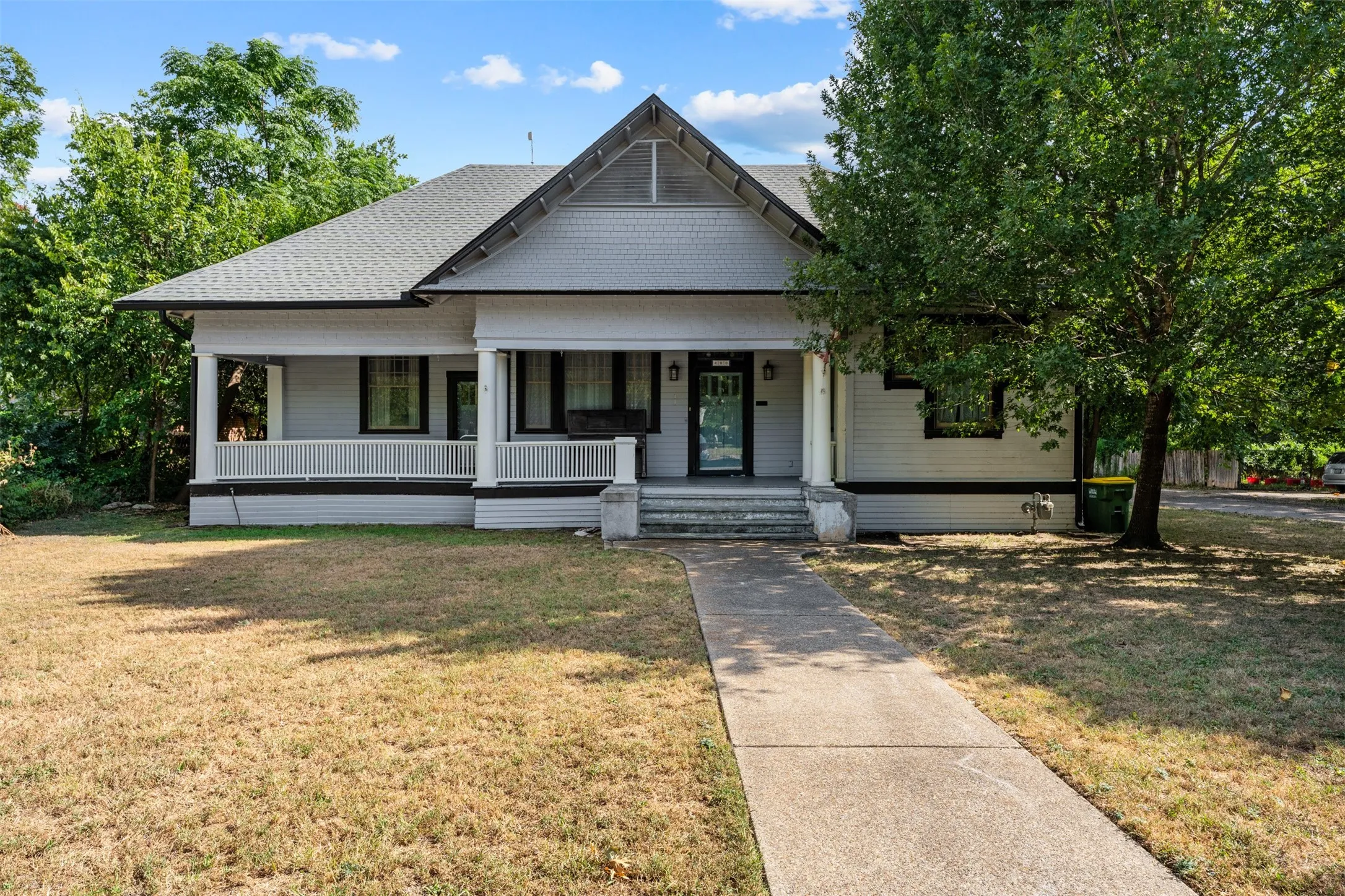Single Family Residence For Sale in Falls County , 400 Capps Street, Marlin, Texas 76661, 3 Bedroom, 2 Bathroom, 2 Garage spaces, 3,136 Sqft, built in 1906, mls#21357409, Real Estate Agent in Marlin, Homes For Sale in Falls county, Homes For Sale in Marlin, Realtor in Marlin Texas, Real Estate Brokerage Independent Realty Texas, Luminita Cordes Realtor