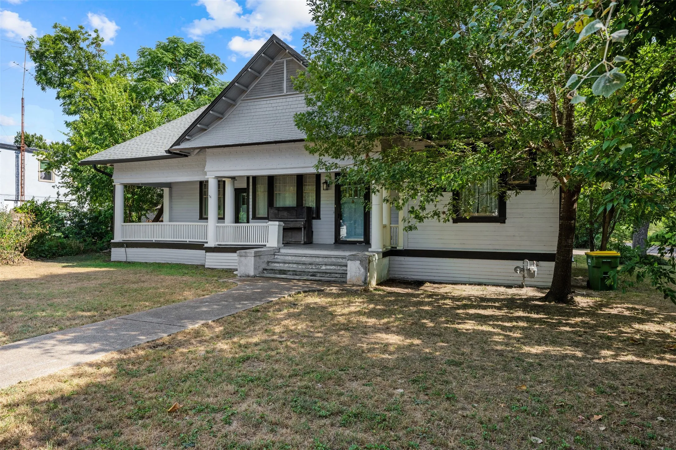 Single Family Residence For Sale in Falls County , 400 Capps Street, Marlin, Texas 76661, 3 Bedroom, 2 Bathroom, 2 Garage spaces, 3,136 Sqft, built in 1906, mls#21357409, Real Estate Agent in Marlin, Homes For Sale in Falls county, Homes For Sale in Marlin, Realtor in Marlin Texas, Real Estate Brokerage Independent Realty Texas, Luminita Cordes Realtor