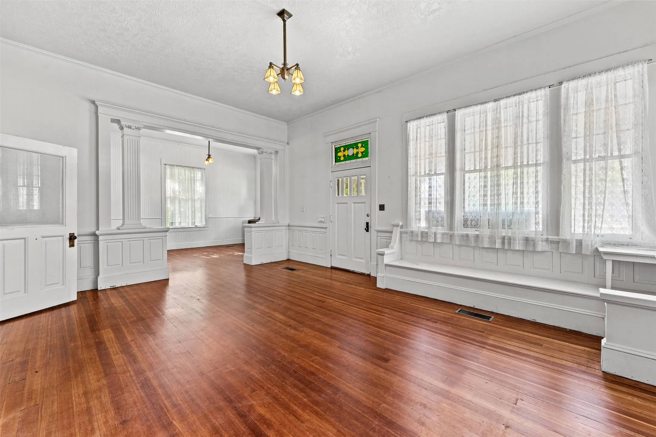 Single Family Residence For Sale in Falls County , 400 Capps Street, Marlin, Texas 76661, 3 Bedroom, 2 Bathroom, 2 Garage spaces, 3,136 Sqft, built in 1906, mls#21357409, Real Estate Agent in Marlin, Homes For Sale in Falls county, Homes For Sale in Marlin, Realtor in Marlin Texas, Real Estate Brokerage Independent Realty Texas, Luminita Cordes Realtor