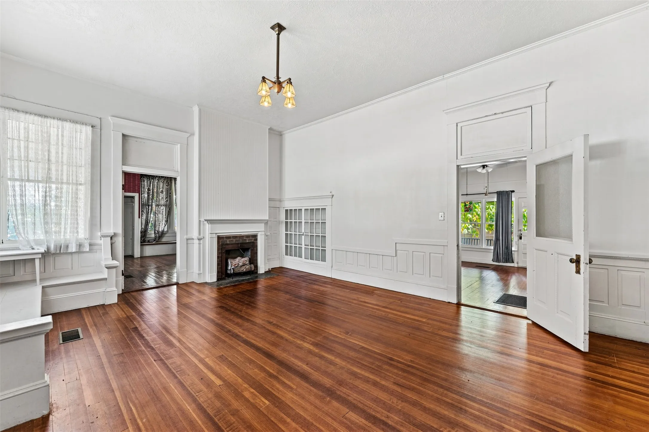 Single Family Residence For Sale in Falls County , 400 Capps Street, Marlin, Texas 76661, 3 Bedroom, 2 Bathroom, 2 Garage spaces, 3,136 Sqft, built in 1906, mls#21357409, Real Estate Agent in Marlin, Homes For Sale in Falls county, Homes For Sale in Marlin, Realtor in Marlin Texas, Real Estate Brokerage Independent Realty Texas, Luminita Cordes Realtor