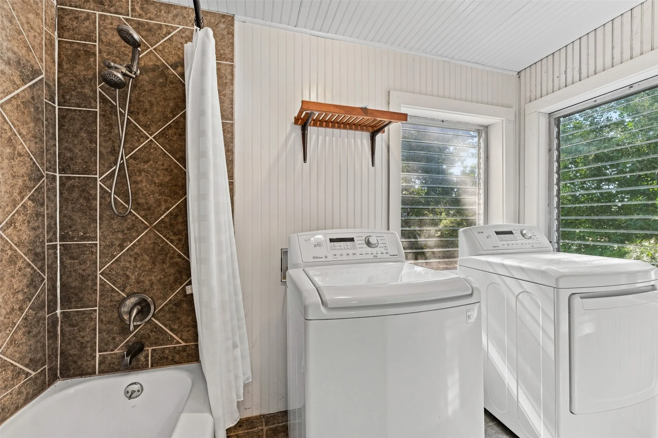 Single Family Residence For Sale in Falls County , 400 Capps Street, Marlin, Texas 76661, 3 Bedroom, 2 Bathroom, 2 Garage spaces, 3,136 Sqft, built in 1906, mls#21357409, Real Estate Agent in Marlin, Homes For Sale in Falls county, Homes For Sale in Marlin, Realtor in Marlin Texas, Real Estate Brokerage Independent Realty Texas, Luminita Cordes Realtor