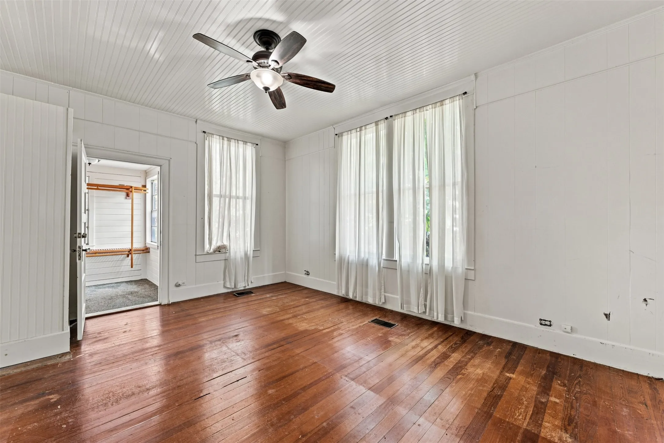Single Family Residence For Sale in Falls County , 400 Capps Street, Marlin, Texas 76661, 3 Bedroom, 2 Bathroom, 2 Garage spaces, 3,136 Sqft, built in 1906, mls#21357409, Real Estate Agent in Marlin, Homes For Sale in Falls county, Homes For Sale in Marlin, Realtor in Marlin Texas, Real Estate Brokerage Independent Realty Texas, Luminita Cordes Realtor