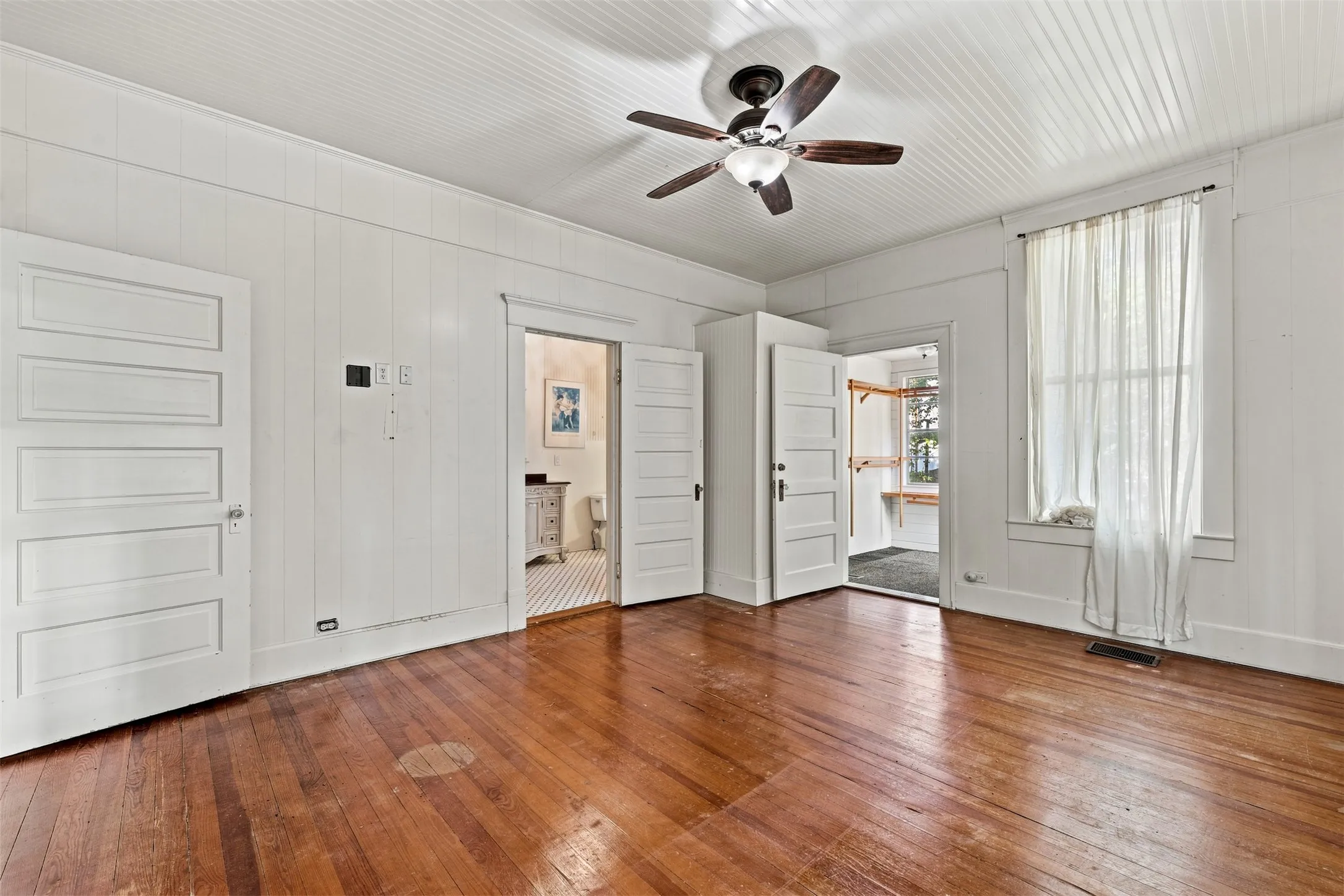 Single Family Residence For Sale in Falls County , 400 Capps Street, Marlin, Texas 76661, 3 Bedroom, 2 Bathroom, 2 Garage spaces, 3,136 Sqft, built in 1906, mls#21357409, Real Estate Agent in Marlin, Homes For Sale in Falls county, Homes For Sale in Marlin, Realtor in Marlin Texas, Real Estate Brokerage Independent Realty Texas, Luminita Cordes Realtor