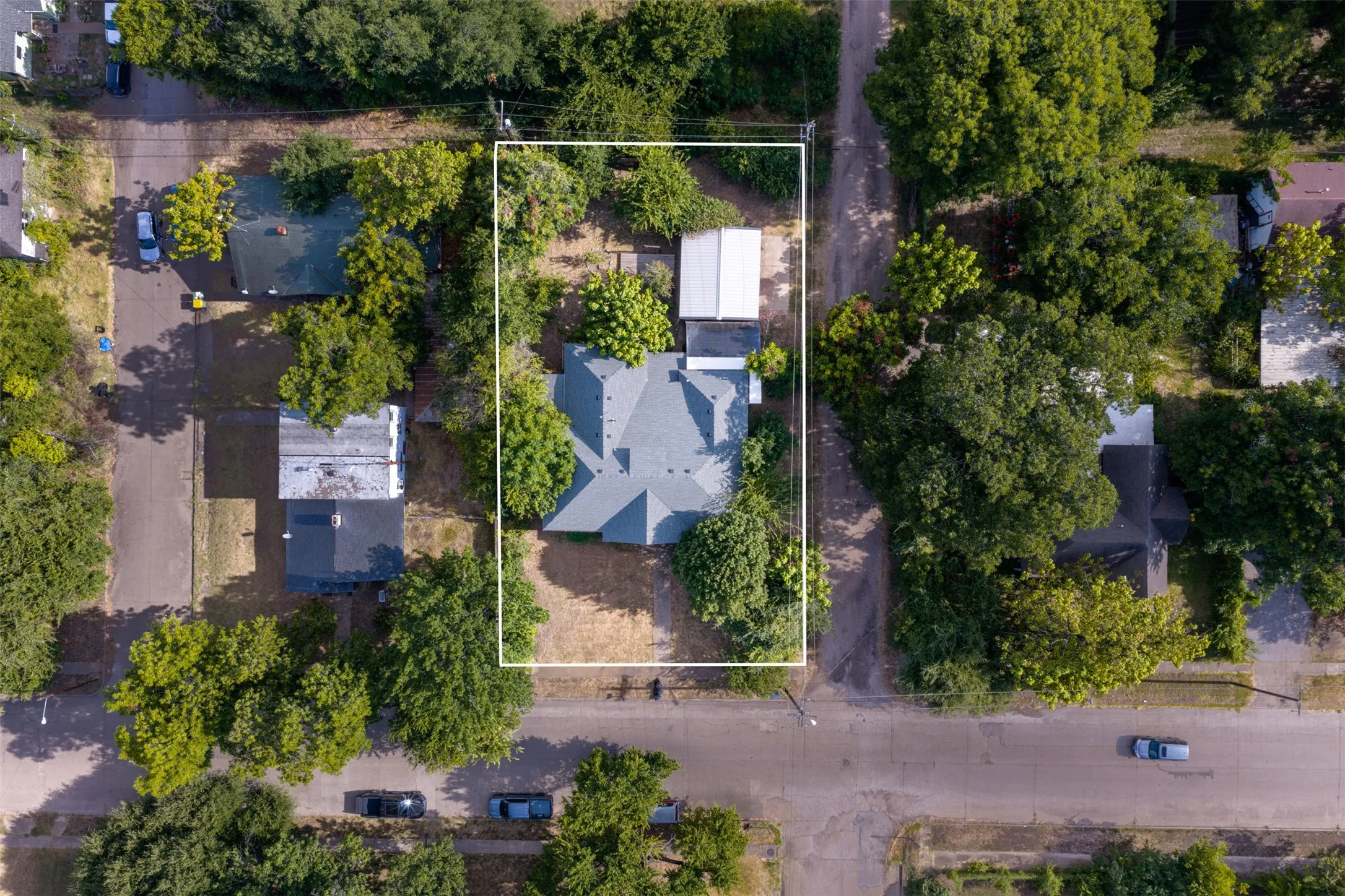 Single Family Residence For Sale in Falls County , 400 Capps Street, Marlin, Texas 76661, 3 Bedroom, 2 Bathroom, 2 Garage spaces, 3,136 Sqft, built in 1906, mls#21357409, Real Estate Agent in Marlin, Homes For Sale in Falls county, Homes For Sale in Marlin, Realtor in Marlin Texas, Real Estate Brokerage Independent Realty Texas, Luminita Cordes Realtor
