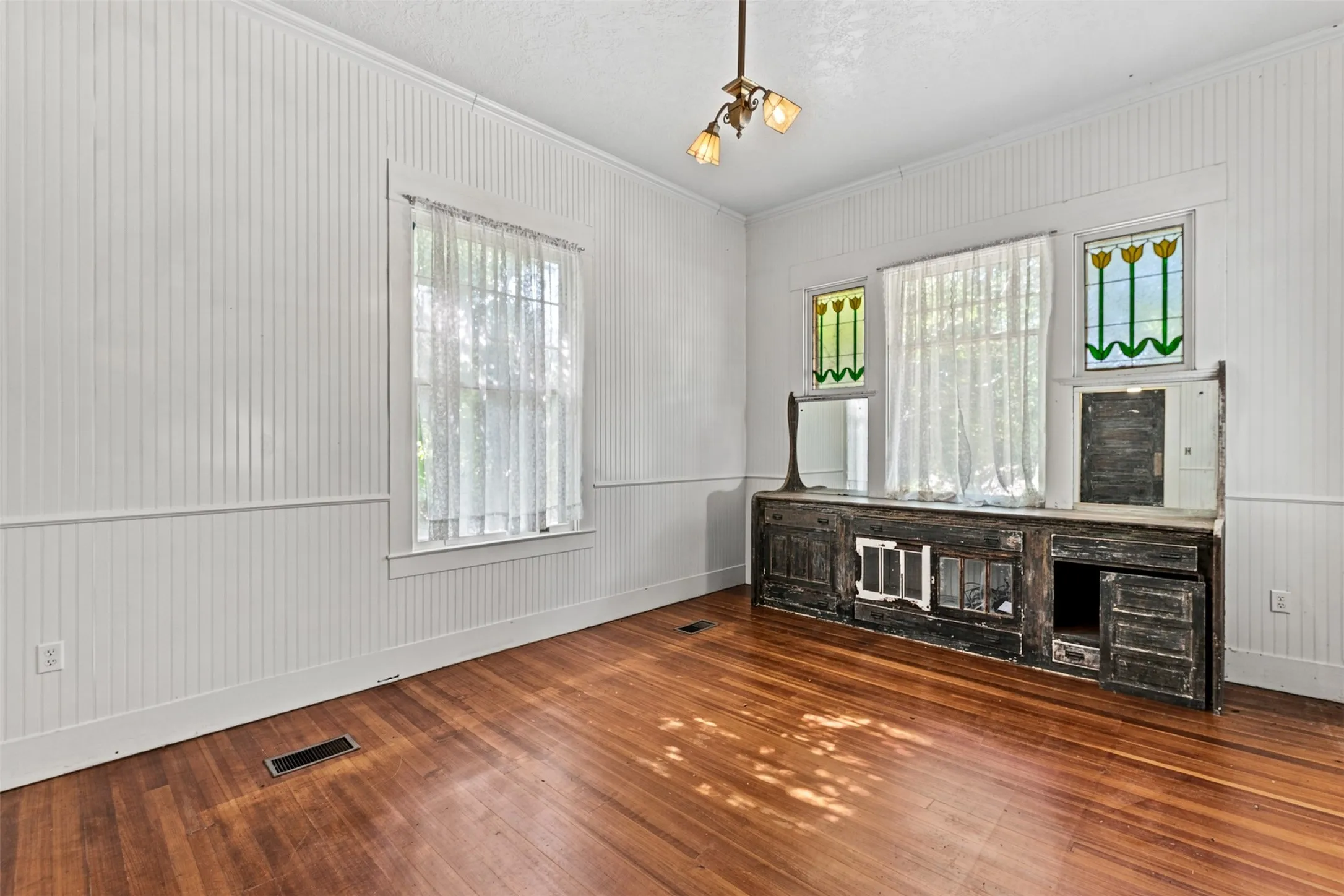 Single Family Residence For Sale in Falls County , 400 Capps Street, Marlin, Texas 76661, 3 Bedroom, 2 Bathroom, 2 Garage spaces, 3,136 Sqft, built in 1906, mls#21357409, Real Estate Agent in Marlin, Homes For Sale in Falls county, Homes For Sale in Marlin, Realtor in Marlin Texas, Real Estate Brokerage Independent Realty Texas, Luminita Cordes Realtor