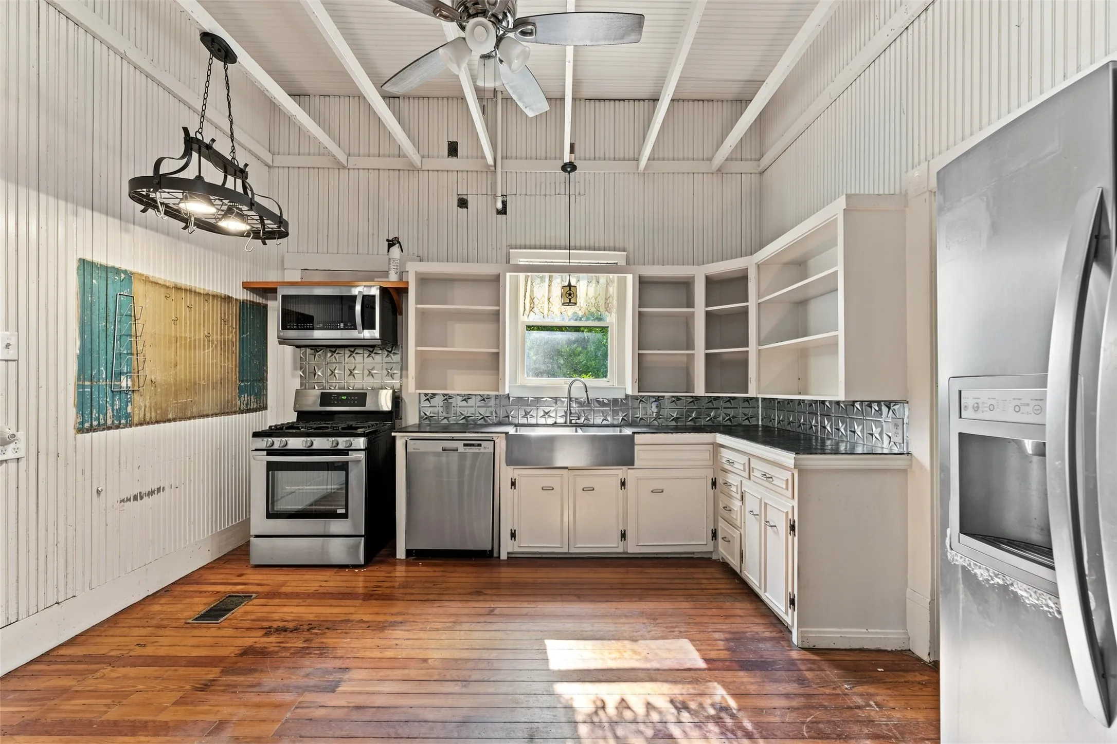 Single Family Residence For Sale in Falls County , 400 Capps Street, Marlin, Texas 76661, 3 Bedroom, 2 Bathroom, 2 Garage spaces, 3,136 Sqft, built in 1906, mls#21357409, Real Estate Agent in Marlin, Homes For Sale in Falls county, Homes For Sale in Marlin, Realtor in Marlin Texas, Real Estate Brokerage Independent Realty Texas, Luminita Cordes Realtor