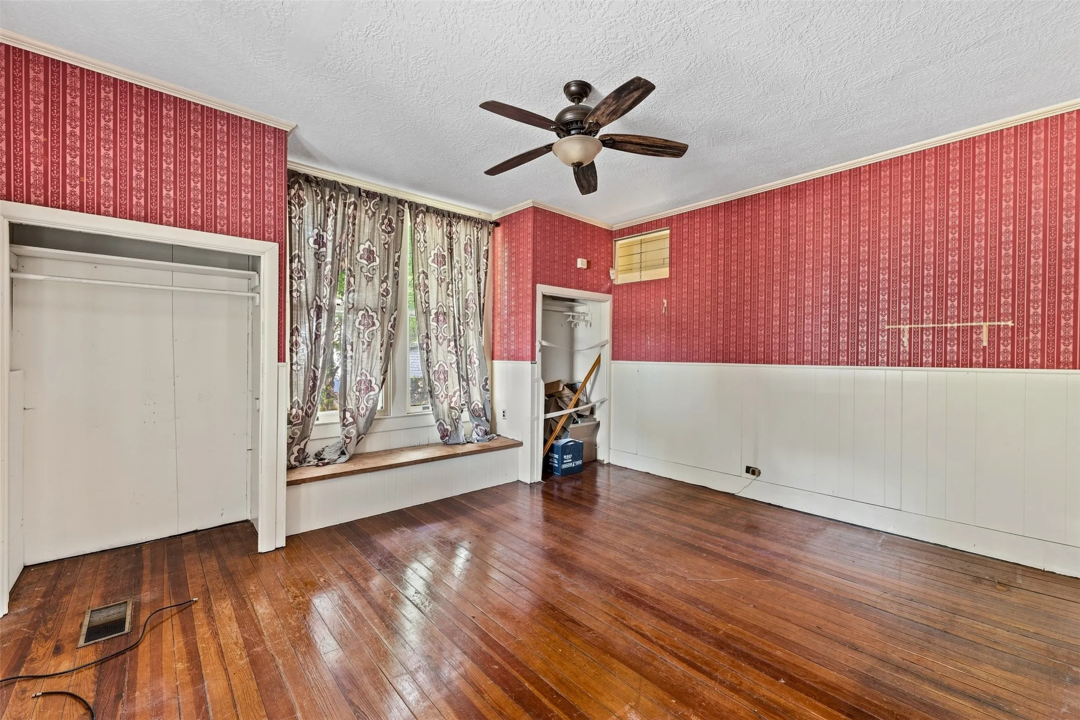 Single Family Residence For Sale in Falls County , 400 Capps Street, Marlin, Texas 76661, 3 Bedroom, 2 Bathroom, 2 Garage spaces, 3,136 Sqft, built in 1906, mls#21357409, Real Estate Agent in Marlin, Homes For Sale in Falls county, Homes For Sale in Marlin, Realtor in Marlin Texas, Real Estate Brokerage Independent Realty Texas, Luminita Cordes Realtor