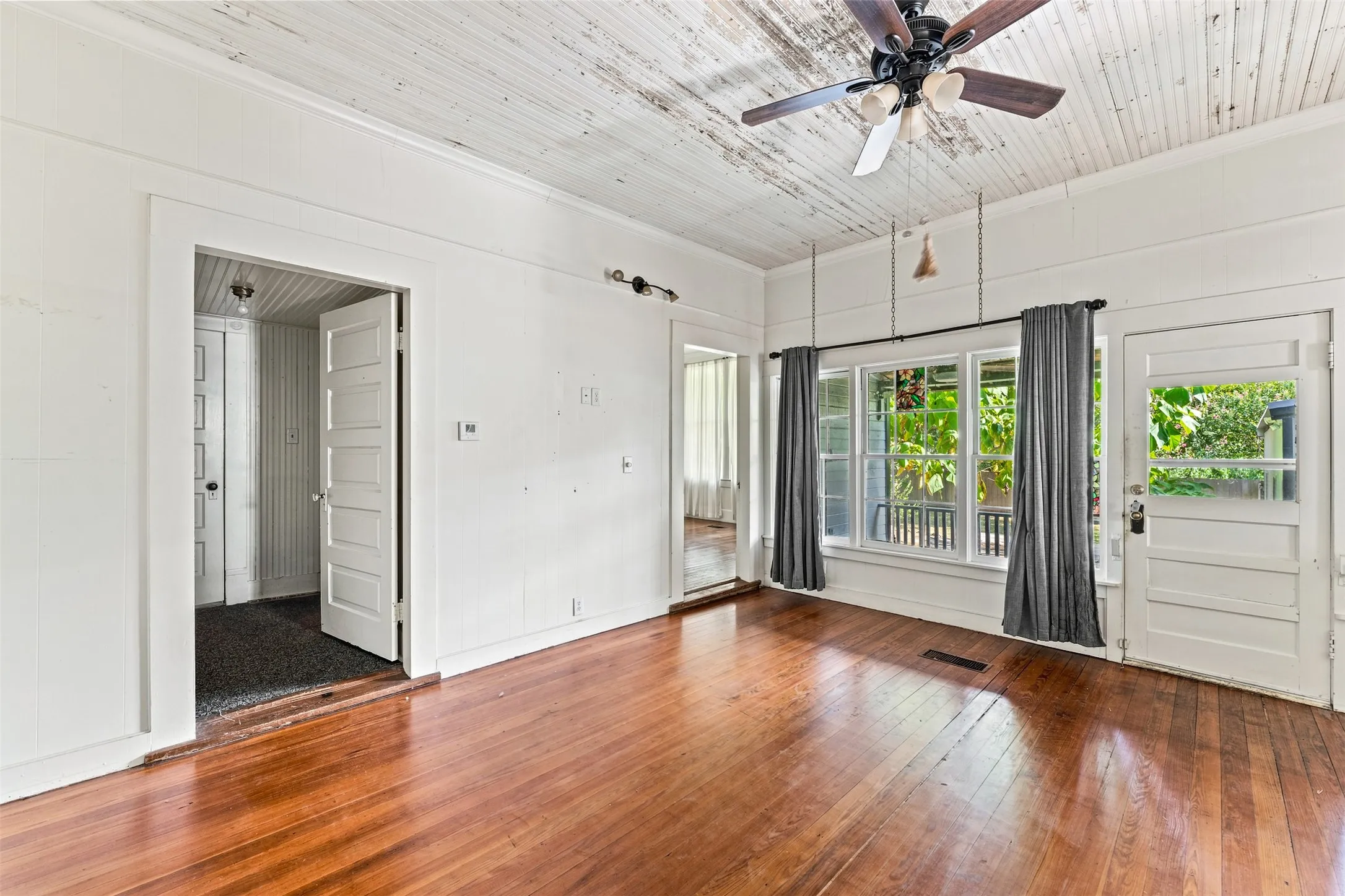 Single Family Residence For Sale in Falls County , 400 Capps Street, Marlin, Texas 76661, 3 Bedroom, 2 Bathroom, 2 Garage spaces, 3,136 Sqft, built in 1906, mls#21357409, Real Estate Agent in Marlin, Homes For Sale in Falls county, Homes For Sale in Marlin, Realtor in Marlin Texas, Real Estate Brokerage Independent Realty Texas, Luminita Cordes Realtor
