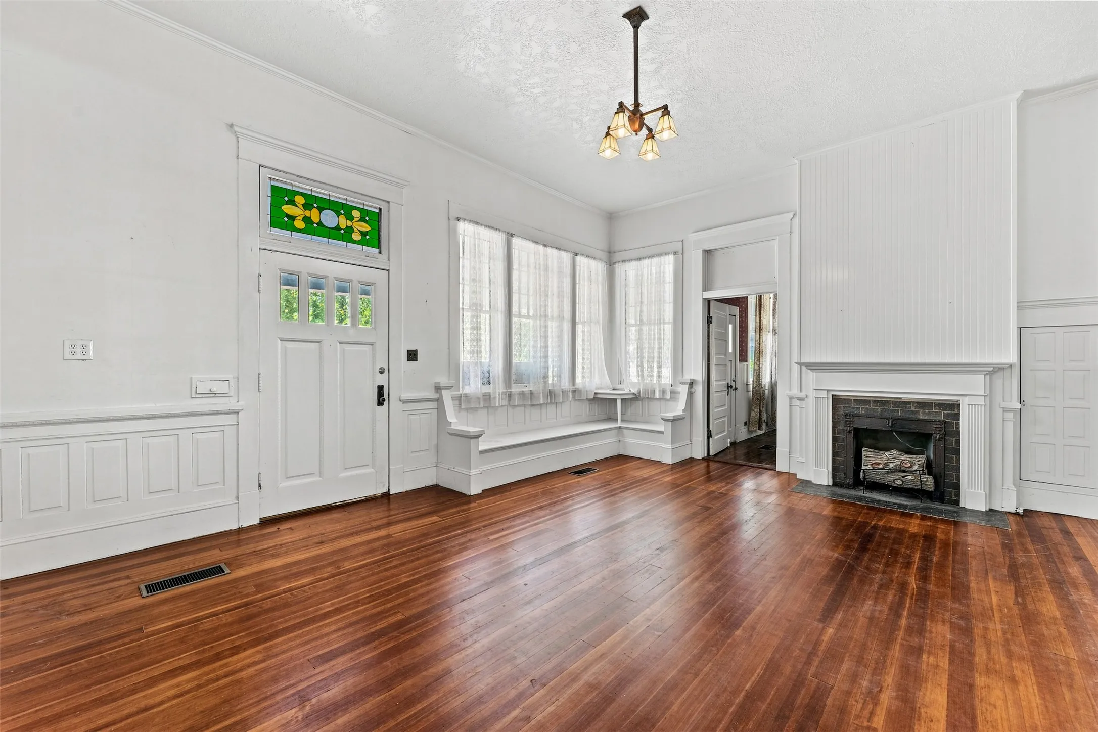 Single Family Residence For Sale in Falls County , 400 Capps Street, Marlin, Texas 76661, 3 Bedroom, 2 Bathroom, 2 Garage spaces, 3,136 Sqft, built in 1906, mls#21357409, Real Estate Agent in Marlin, Homes For Sale in Falls county, Homes For Sale in Marlin, Realtor in Marlin Texas, Real Estate Brokerage Independent Realty Texas, Luminita Cordes Realtor