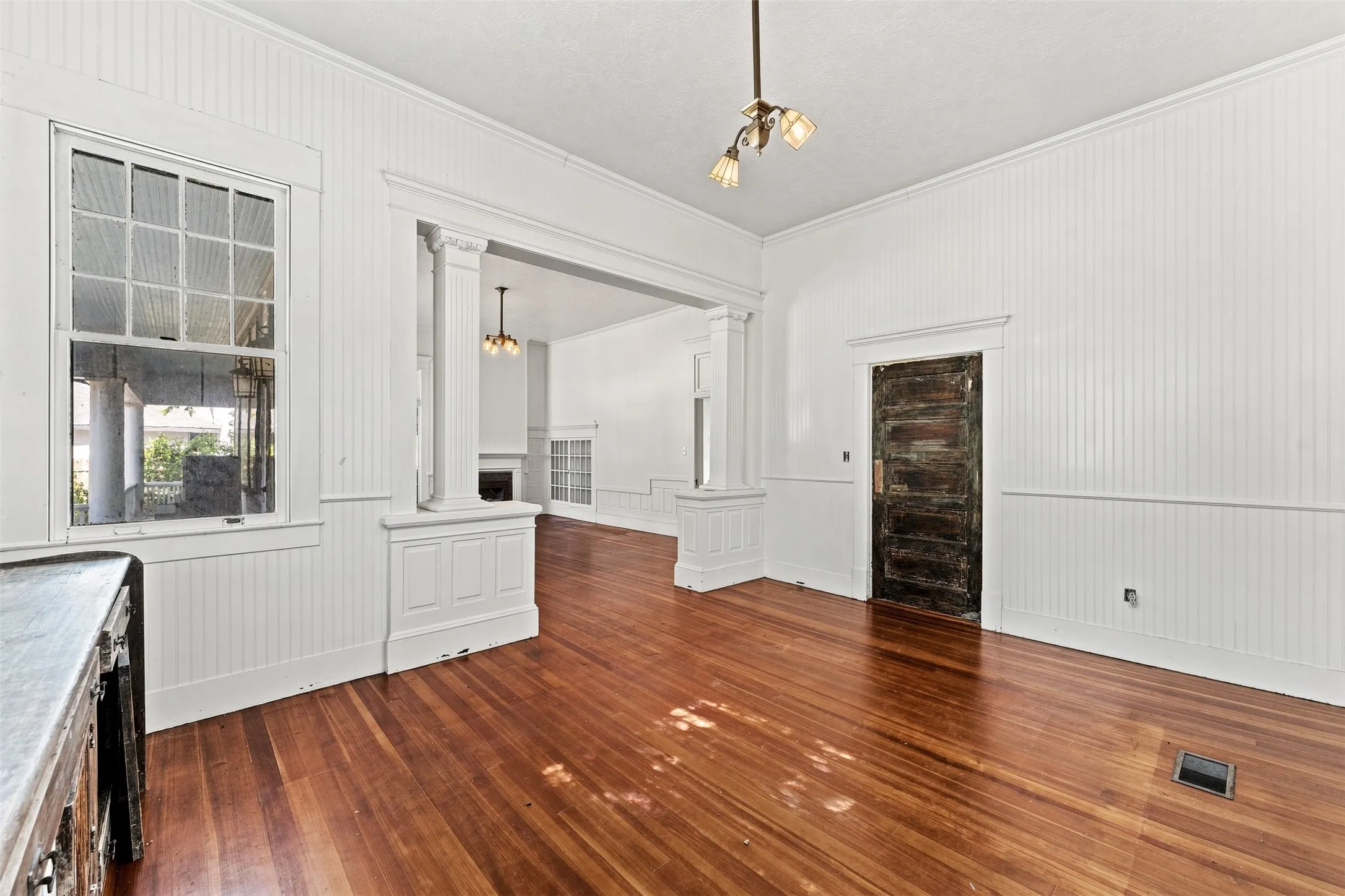 Single Family Residence For Sale in Falls County , 400 Capps Street, Marlin, Texas 76661, 3 Bedroom, 2 Bathroom, 2 Garage spaces, 3,136 Sqft, built in 1906, mls#21357409, Real Estate Agent in Marlin, Homes For Sale in Falls county, Homes For Sale in Marlin, Realtor in Marlin Texas, Real Estate Brokerage Independent Realty Texas, Luminita Cordes Realtor
