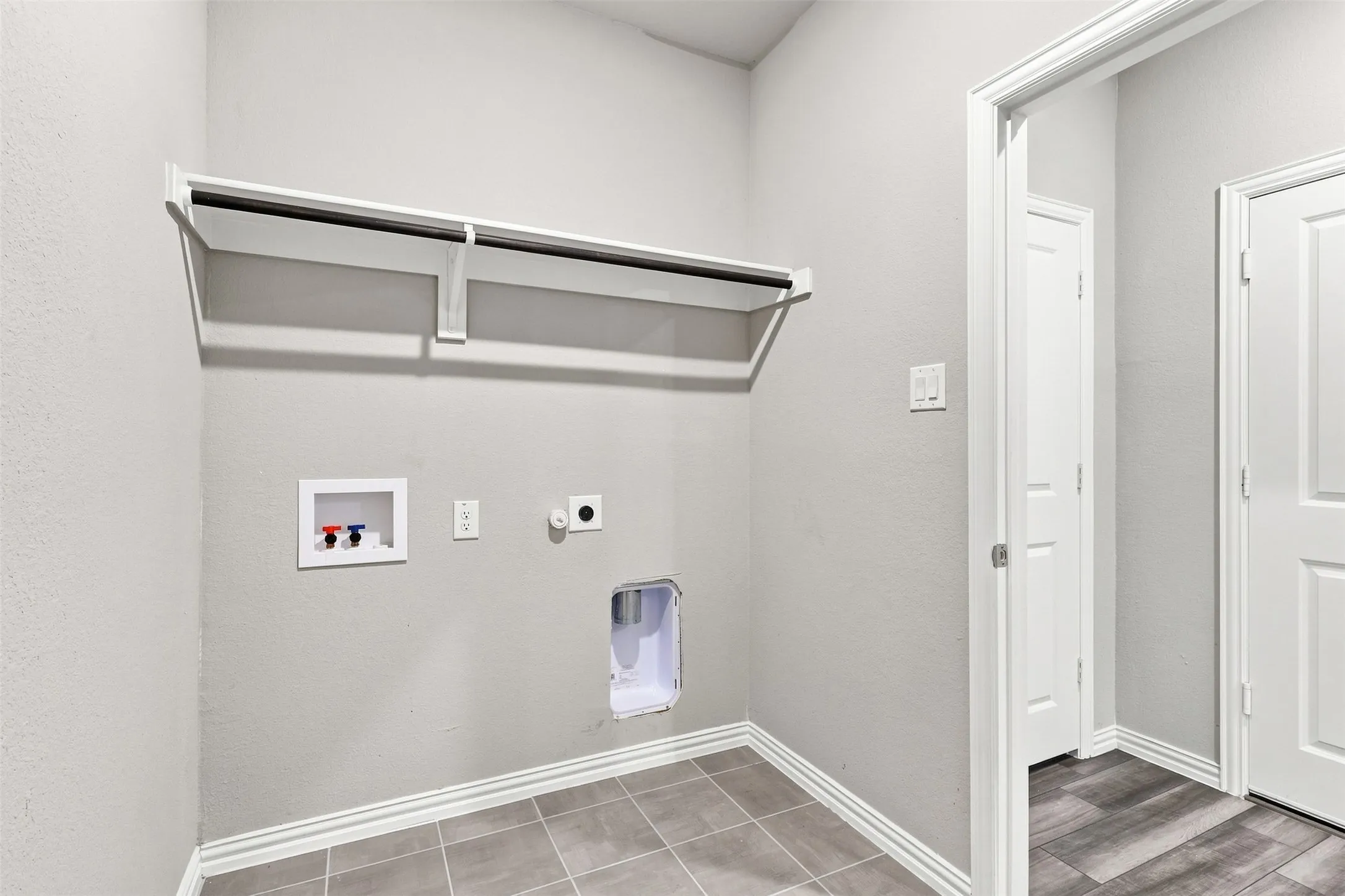 Single Family Residence For Sale in Tarrant County , 2848 Fox Trail Lane, Fort Worth, Texas 76108, 3 Bedroom, 2 Bathroom, 2 Garage spaces, 1,817 Sqft, built in 2022, mls#21356931, Real Estate Agent in Fort Worth, Homes For Sale in Tarrant county, Homes For Sale in Fort Worth, Realtor in Fort Worth Texas, Real Estate Brokerage Independent Realty Texas, Luminita Cordes Realtor