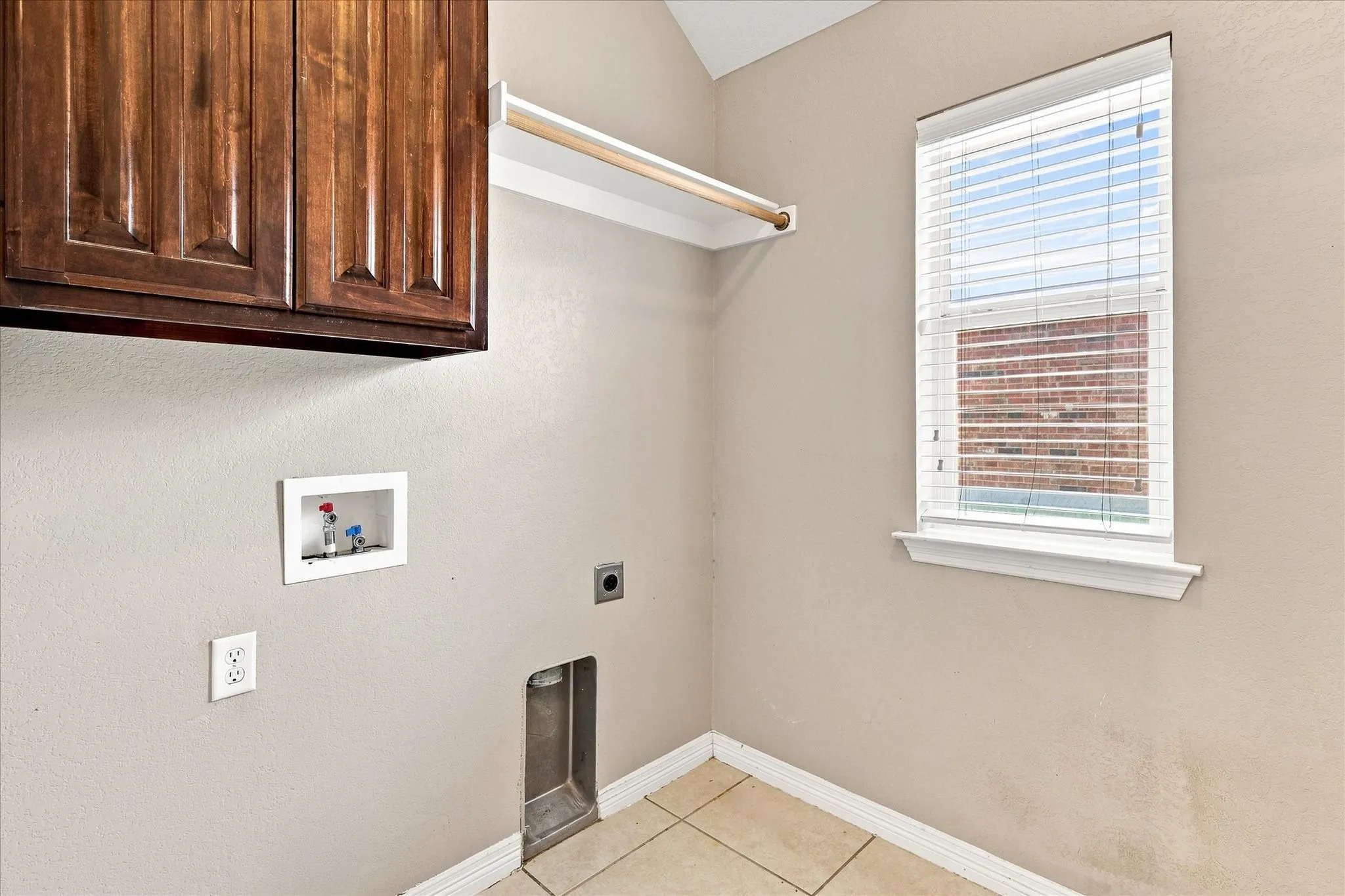 Single Family Residence For Sale in Tarrant County , 6333 Pinionpark Way, Fort Worth, Texas 76179, 4 Bedroom, 2 Bathroom, 2 Garage spaces, 2,123 Sqft, built in 2007, mls#21355389, Real Estate Agent in Fort Worth, Homes For Sale in Tarrant county, Homes For Sale in Fort Worth, Realtor in Fort Worth Texas, Real Estate Brokerage Independent Realty Texas, Luminita Cordes Realtor