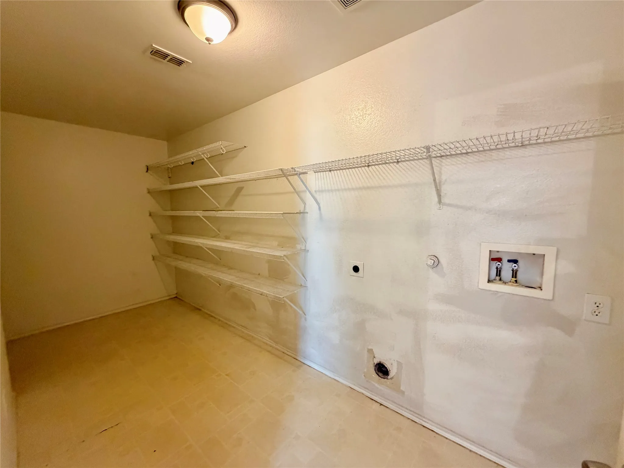 Single Family Residence For Rent in Dallas County , 2732 Ingram Circle, Mesquite, Texas 75181, 5 Bedroom, 3 Bathroom, 2 Garage spaces, 2,989 Sqft, built in 2005, mls#21357753, Real Estate Agent in Mesquite, Homes For Rent in Dallas county, Homes For Rent in Mesquite, Realtor in Mesquite Texas, Real Estate Brokerage Independent Realty Texas, Luminita Cordes Realtor