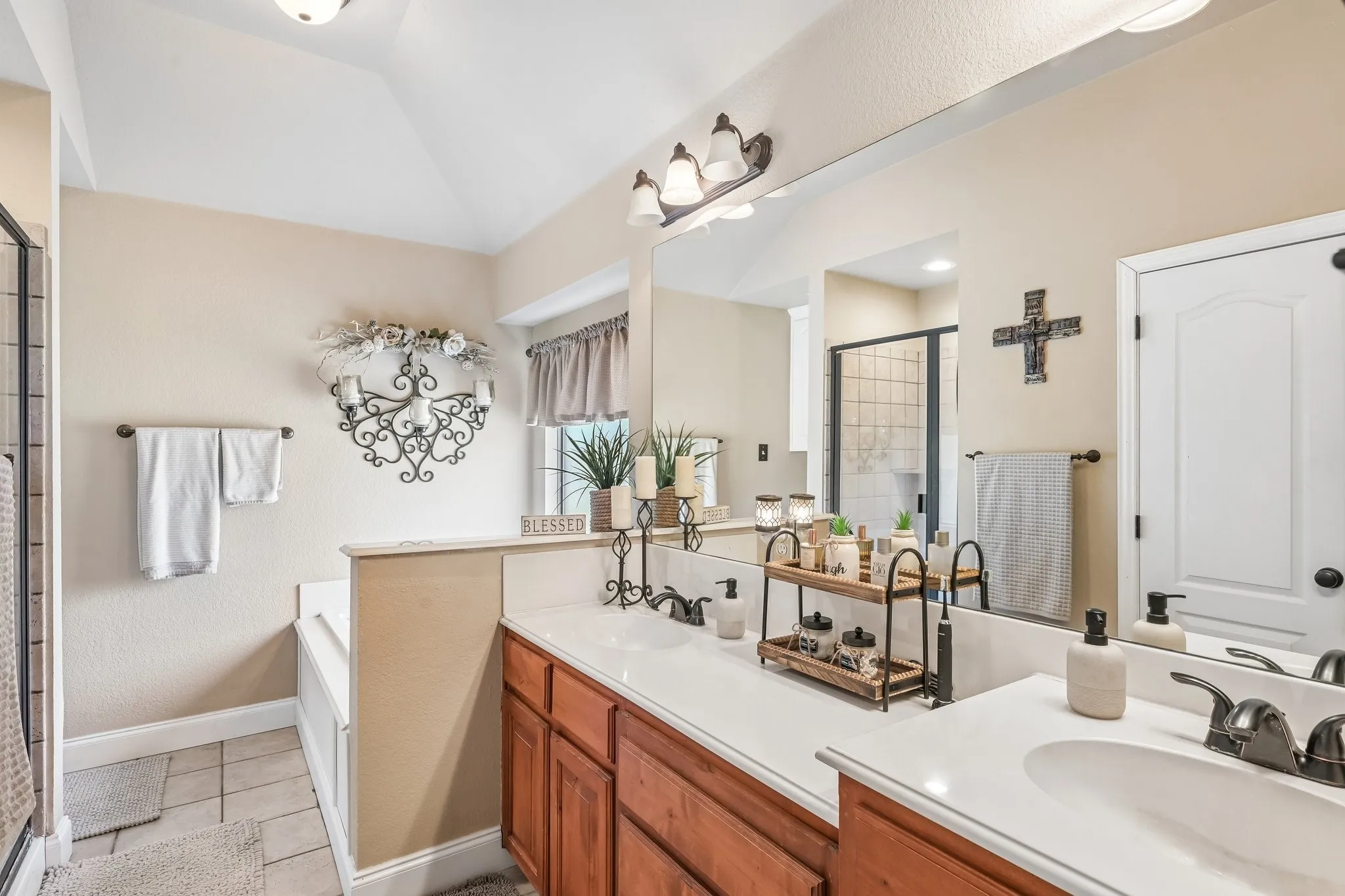 Single Family Residence For Sale in Parker County , 145 Mc Kay Lane, Weatherford, Texas 76088, 4 Bedroom, 3 Bathroom, 2 Garage spaces, 2,310 Sqft, built in 2006, mls#21357792, Real Estate Agent in Weatherford, Homes For Sale in Parker county, Homes For Sale in Weatherford, Realtor in Weatherford Texas, Real Estate Brokerage Independent Realty Texas, Luminita Cordes Realtor