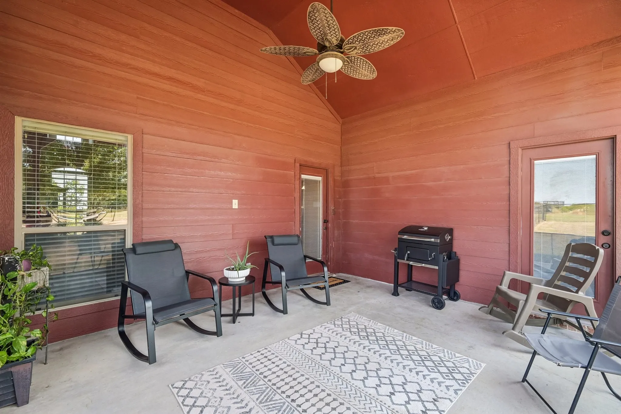 Single Family Residence For Sale in Parker County , 145 Mc Kay Lane, Weatherford, Texas 76088, 4 Bedroom, 3 Bathroom, 2 Garage spaces, 2,310 Sqft, built in 2006, mls#21357792, Real Estate Agent in Weatherford, Homes For Sale in Parker county, Homes For Sale in Weatherford, Realtor in Weatherford Texas, Real Estate Brokerage Independent Realty Texas, Luminita Cordes Realtor