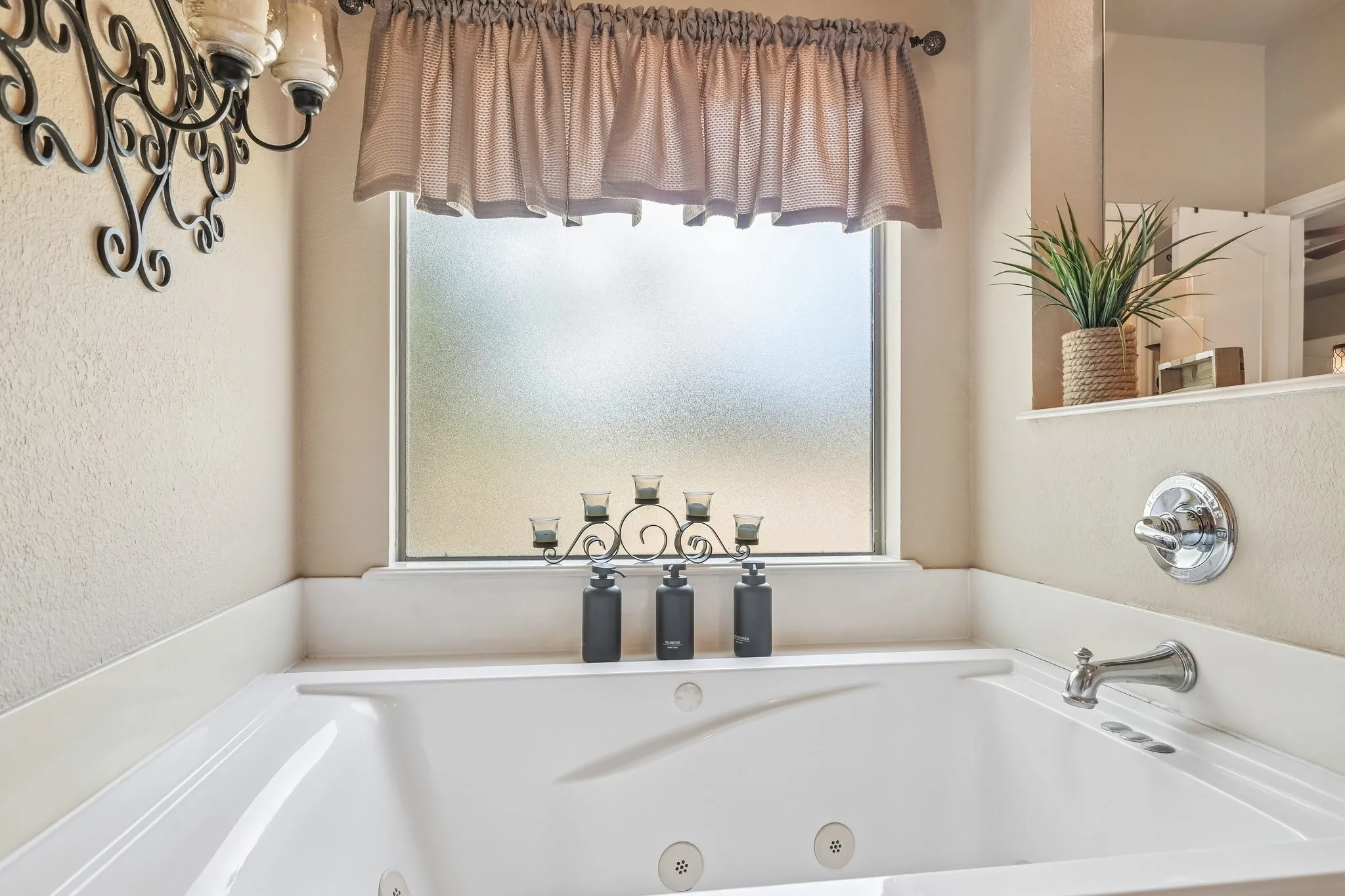 Single Family Residence For Sale in Parker County , 145 Mc Kay Lane, Weatherford, Texas 76088, 4 Bedroom, 3 Bathroom, 2 Garage spaces, 2,310 Sqft, built in 2006, mls#21357792, Real Estate Agent in Weatherford, Homes For Sale in Parker county, Homes For Sale in Weatherford, Realtor in Weatherford Texas, Real Estate Brokerage Independent Realty Texas, Luminita Cordes Realtor