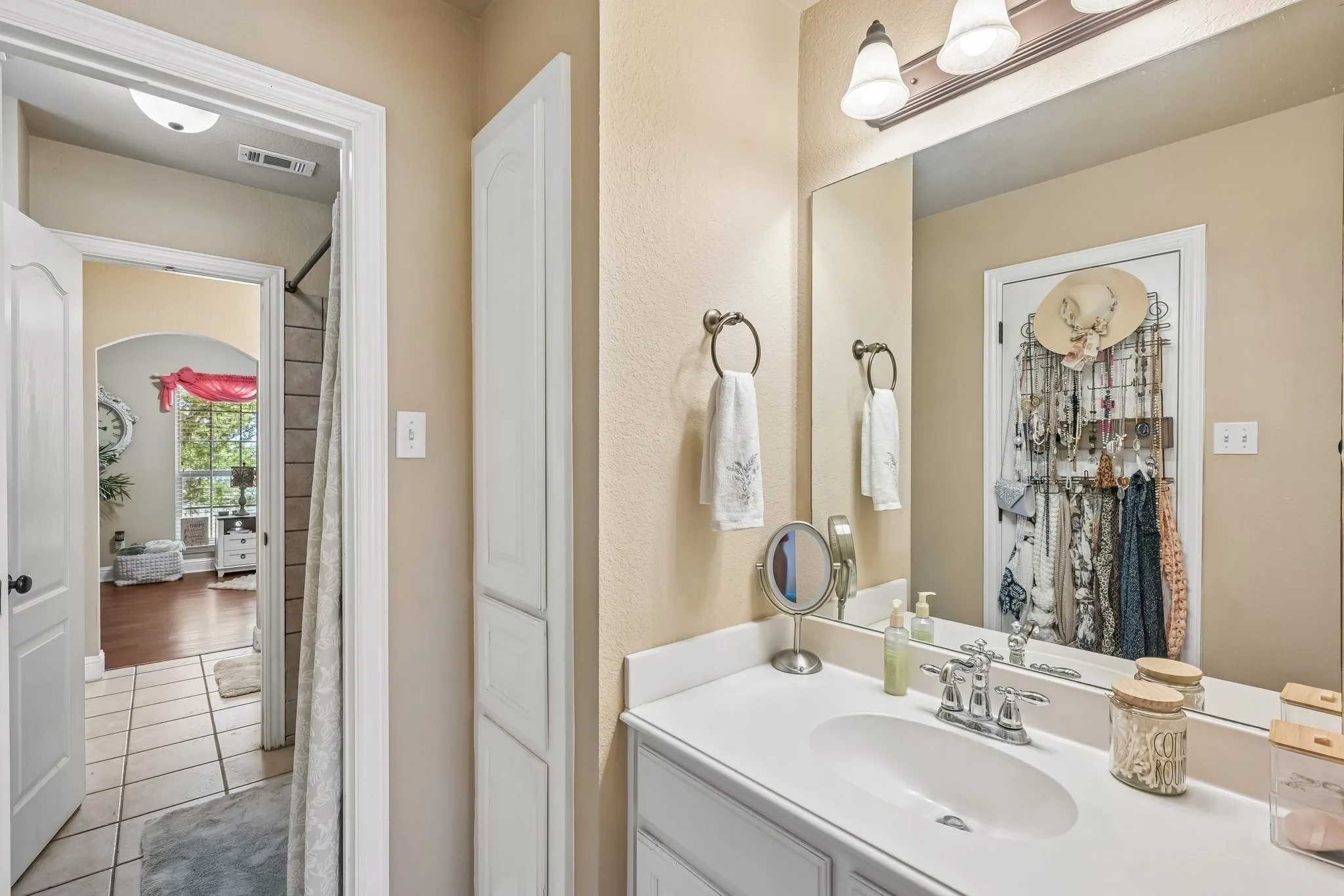 Single Family Residence For Sale in Parker County , 145 Mc Kay Lane, Weatherford, Texas 76088, 4 Bedroom, 3 Bathroom, 2 Garage spaces, 2,310 Sqft, built in 2006, mls#21357792, Real Estate Agent in Weatherford, Homes For Sale in Parker county, Homes For Sale in Weatherford, Realtor in Weatherford Texas, Real Estate Brokerage Independent Realty Texas, Luminita Cordes Realtor