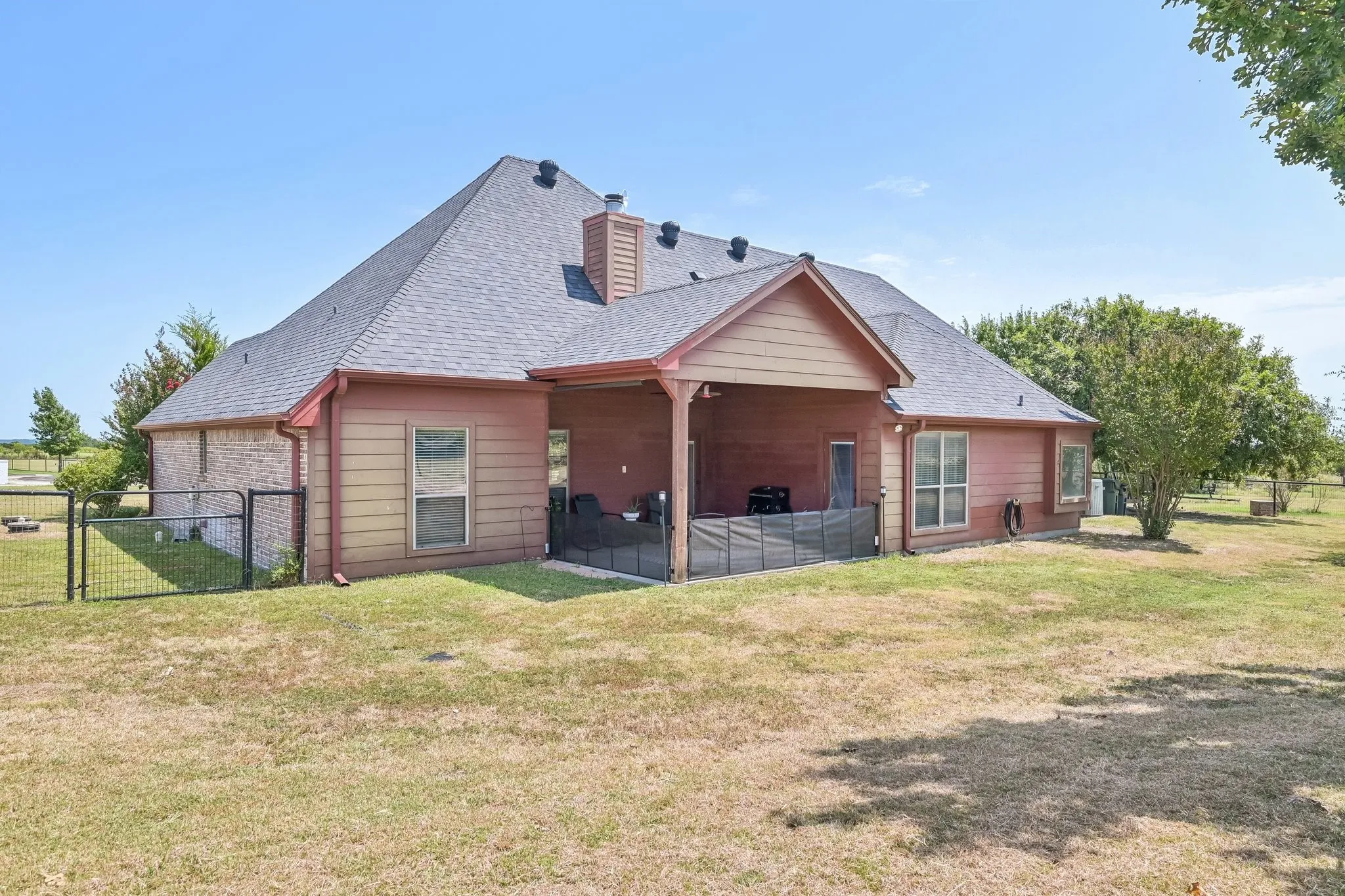 Single Family Residence For Sale in Parker County , 145 Mc Kay Lane, Weatherford, Texas 76088, 4 Bedroom, 3 Bathroom, 2 Garage spaces, 2,310 Sqft, built in 2006, mls#21357792, Real Estate Agent in Weatherford, Homes For Sale in Parker county, Homes For Sale in Weatherford, Realtor in Weatherford Texas, Real Estate Brokerage Independent Realty Texas, Luminita Cordes Realtor