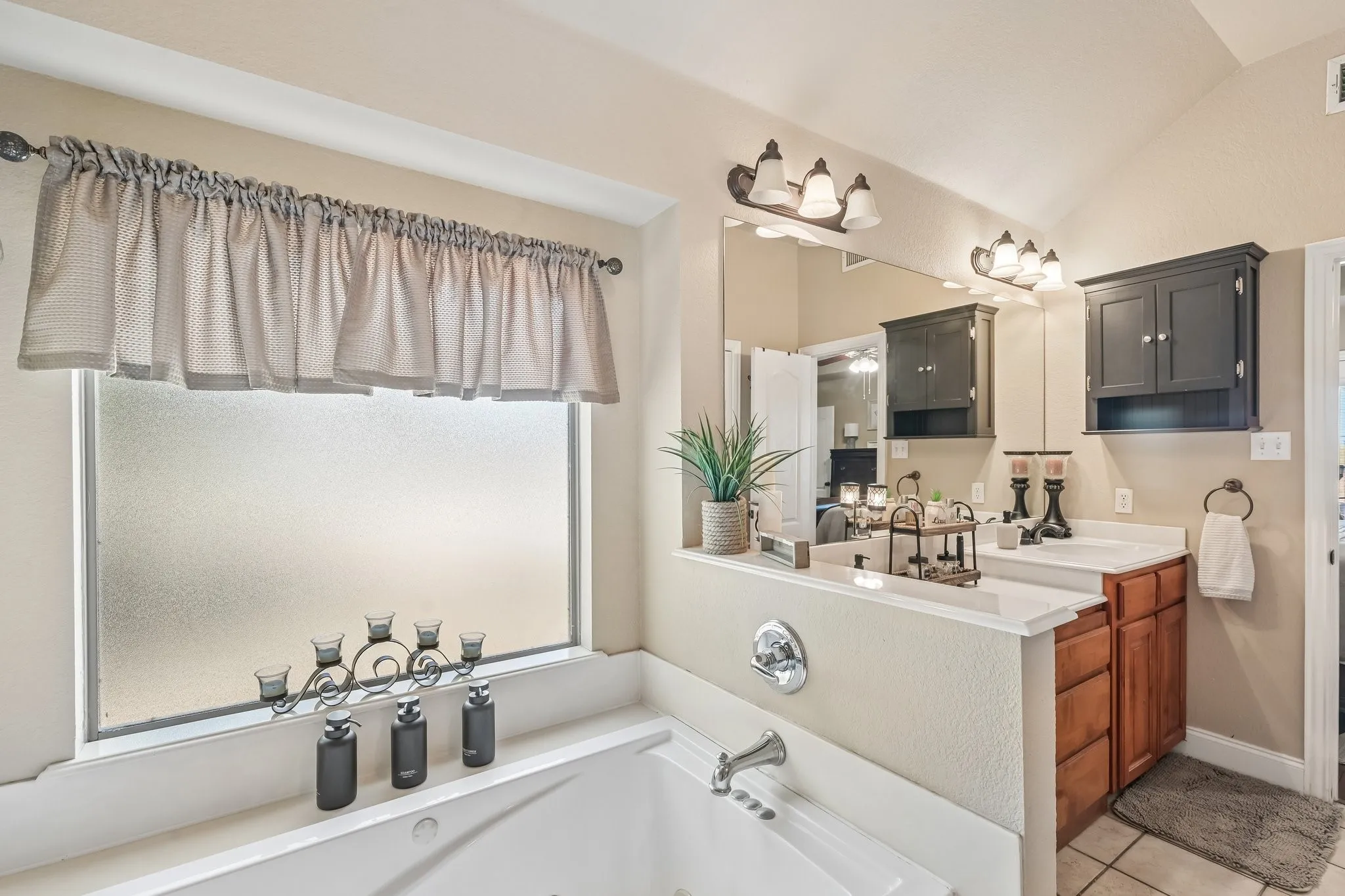 Single Family Residence For Sale in Parker County , 145 Mc Kay Lane, Weatherford, Texas 76088, 4 Bedroom, 3 Bathroom, 2 Garage spaces, 2,310 Sqft, built in 2006, mls#21357792, Real Estate Agent in Weatherford, Homes For Sale in Parker county, Homes For Sale in Weatherford, Realtor in Weatherford Texas, Real Estate Brokerage Independent Realty Texas, Luminita Cordes Realtor