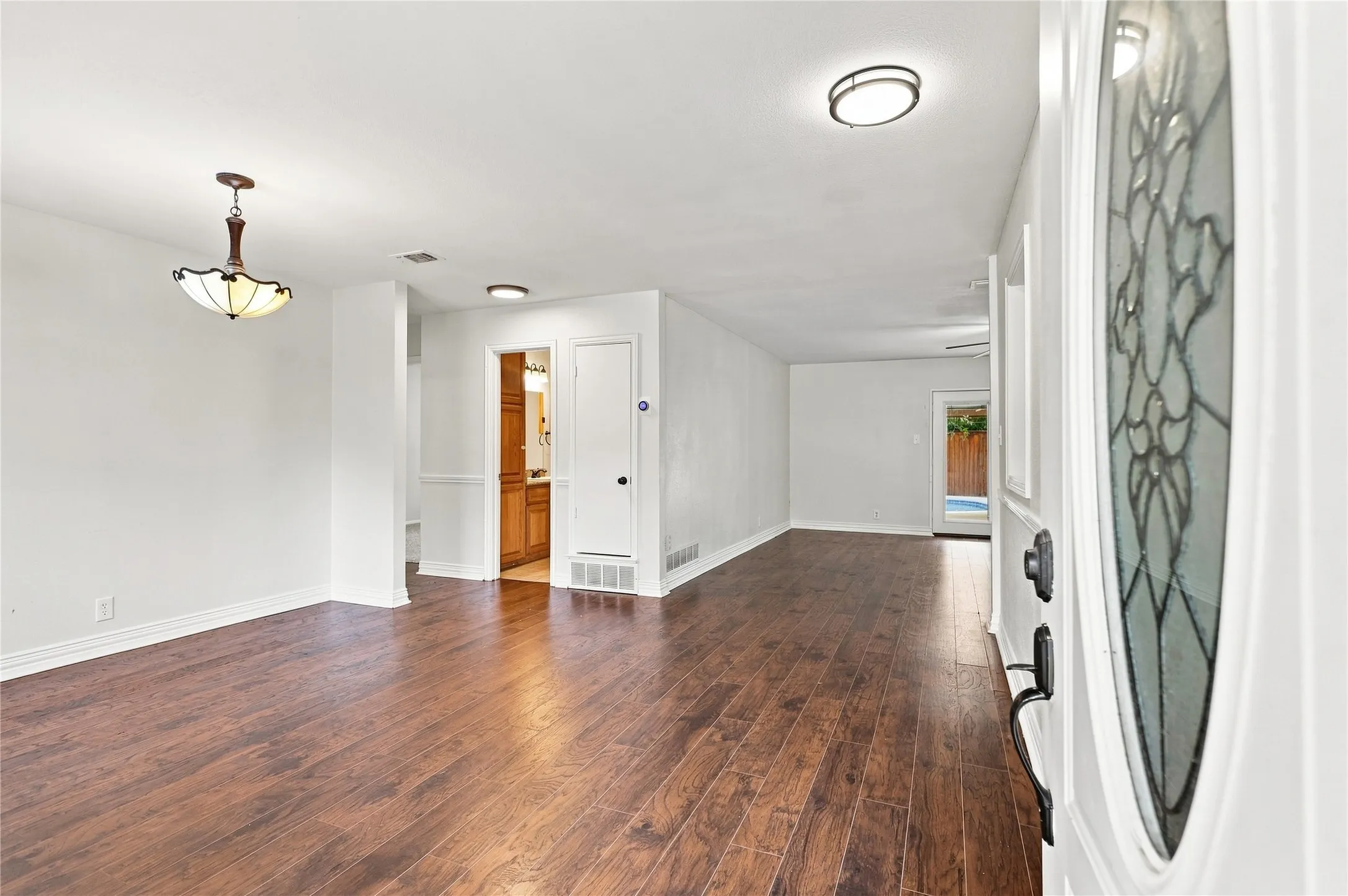 the view of dinning area from front door