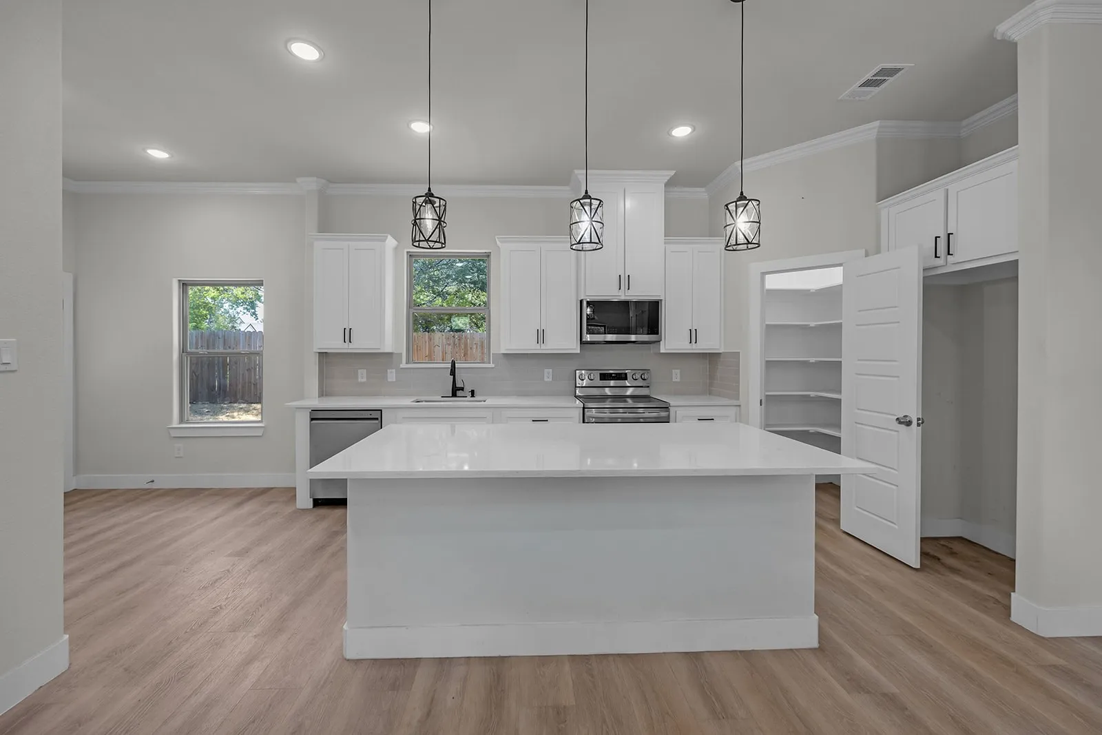 Single Family Residence For Sale in Hood County , 5511 Black Pine Circle, Granbury, Texas 76048, 3 Bedroom, 3 Bathroom, Garage spaces, 1,569 Sqft, built in 2024, mls#21357766, Real Estate Agent in Granbury, Homes For Sale in Hood county, Homes For Sale in Granbury, Realtor in Granbury Texas, Real Estate Brokerage Independent Realty Texas, Luminita Cordes Realtor