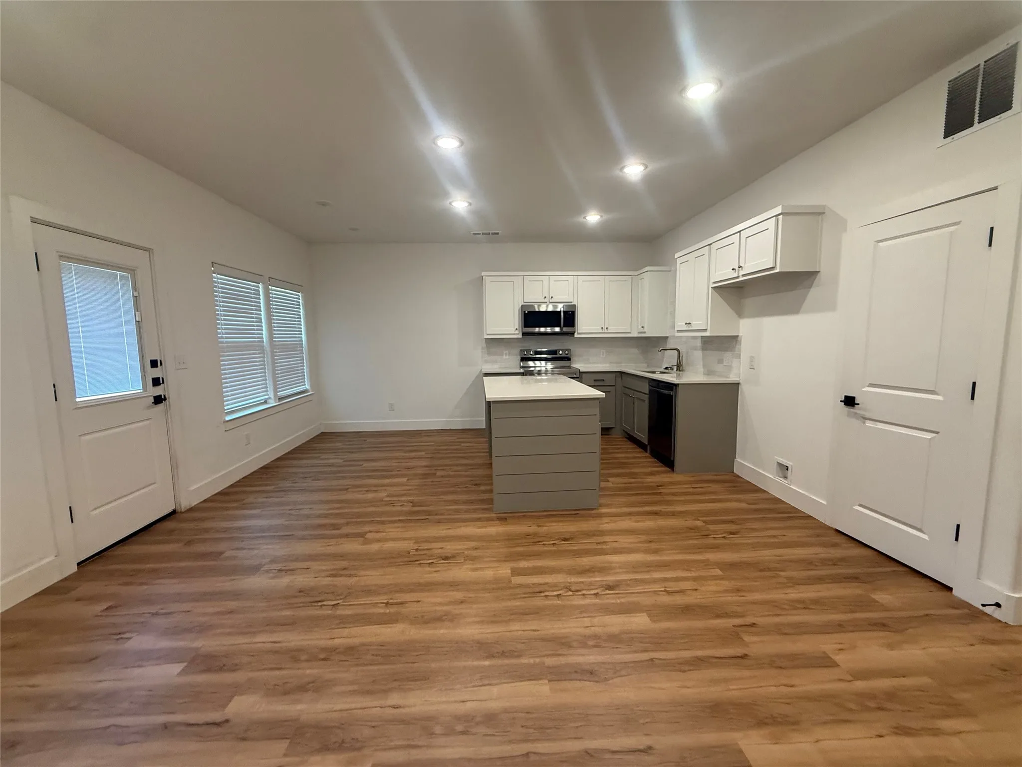 Single Family Residence For Sale in Fannin County , 905 E 10th Street, Bonham, Texas 75418, 3 Bedroom, 2 Bathroom, 1 Garage spaces, 1,392 Sqft, built in 2024, Price $259,000, mls#21357604, Real Estate Agent in Bonham, Homes For Sale in Fannin county, Homes For Sale in Bonham, Realtor in Bonham Texas, Real Estate Brokerage Independent Realty Texas, Luminita Cordes Realtor