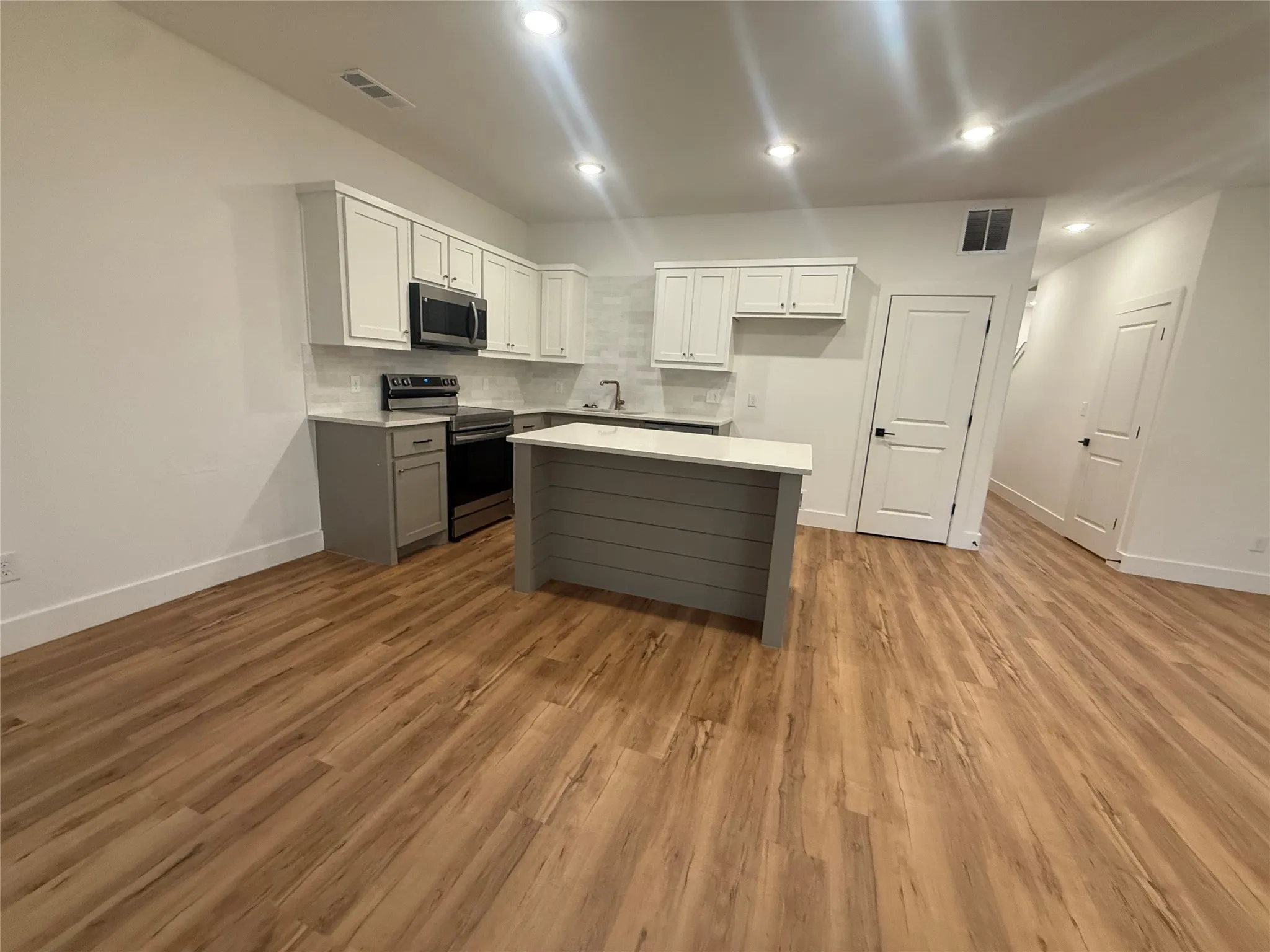 Single Family Residence For Sale in Fannin County , 905 E 10th Street, Bonham, Texas 75418, 3 Bedroom, 2 Bathroom, 1 Garage spaces, 1,392 Sqft, built in 2024, Price $259,000, mls#21357604, Real Estate Agent in Bonham, Homes For Sale in Fannin county, Homes For Sale in Bonham, Realtor in Bonham Texas, Real Estate Brokerage Independent Realty Texas, Luminita Cordes Realtor