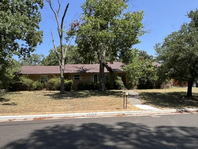 Single Family Residence For Sale in Denton County , 1203 Clover Lane, Denton, Texas 76209, 4 Bedroom, 3 Bathroom, Garage spaces, 2,781 Sqft, built in 1956, mls#21357798, Real Estate Agent in Denton, Homes For Sale in Denton county, Homes For Sale in Denton, Realtor in Denton Texas, Real Estate Brokerage Independent Realty Texas, Luminita Cordes Realtor