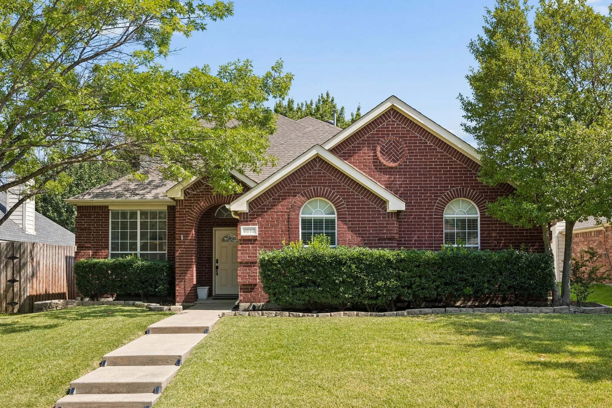 Single Family Residence For Sale in Collin County , 9512 Winter Park Drive, Frisco, Texas 75035, 4 Bedroom, 2 Bathroom, 2 Garage spaces, 2,479 Sqft, built in 1998, mls#21355485, Real Estate Agent in Frisco, Homes For Sale in Collin county, Homes For Sale in Frisco, Realtor in Frisco Texas, Real Estate Brokerage Independent Realty Texas, Luminita Cordes Realtor