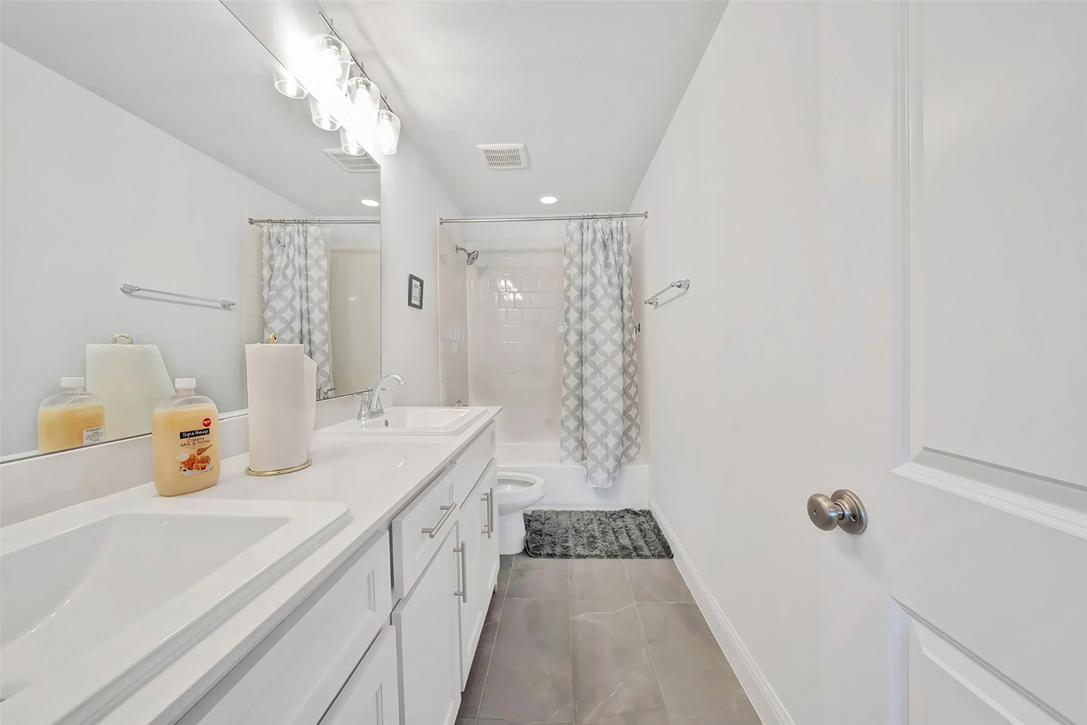 Single Family Residence For Rent in Tarrant County , 1008 Bolden Avenue, Crowley, Texas 76036, 3 Bedroom, 3 Bathroom, 2 Garage spaces, 2,438 Sqft, built in 2023, mls#21350967, Real Estate Agent in Crowley, Homes For Rent in Tarrant county, Homes For Rent in Crowley, Realtor in Crowley Texas, Real Estate Brokerage Independent Realty Texas, Luminita Cordes Realtor