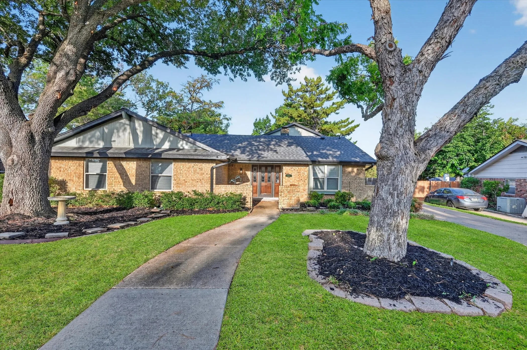 Single Family Residence For Sale in Tarrant County , 1902 Alamo Drive, Arlington, Texas 76012, 4 Bedroom, 3 Bathroom, 2 Garage spaces, 2,437 Sqft, built in 1972, mls#21357680, Real Estate Agent in Arlington, Homes For Sale in Tarrant county, Homes For Sale in Arlington, Realtor in Arlington Texas, Real Estate Brokerage Independent Realty Texas, Luminita Cordes Realtor