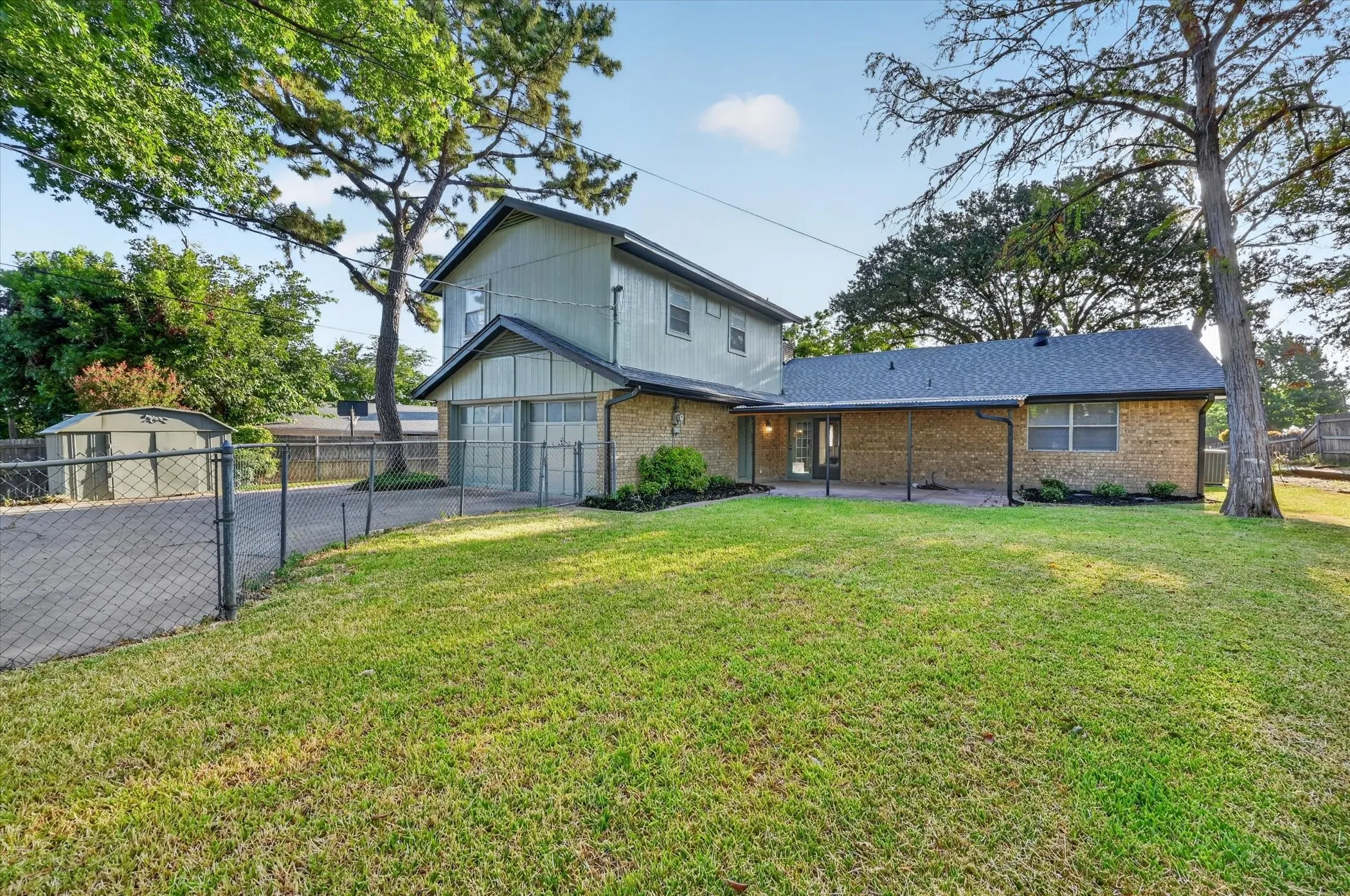 Single Family Residence For Sale in Tarrant County , 1902 Alamo Drive, Arlington, Texas 76012, 4 Bedroom, 3 Bathroom, 2 Garage spaces, 2,437 Sqft, built in 1972, mls#21357680, Real Estate Agent in Arlington, Homes For Sale in Tarrant county, Homes For Sale in Arlington, Realtor in Arlington Texas, Real Estate Brokerage Independent Realty Texas, Luminita Cordes Realtor